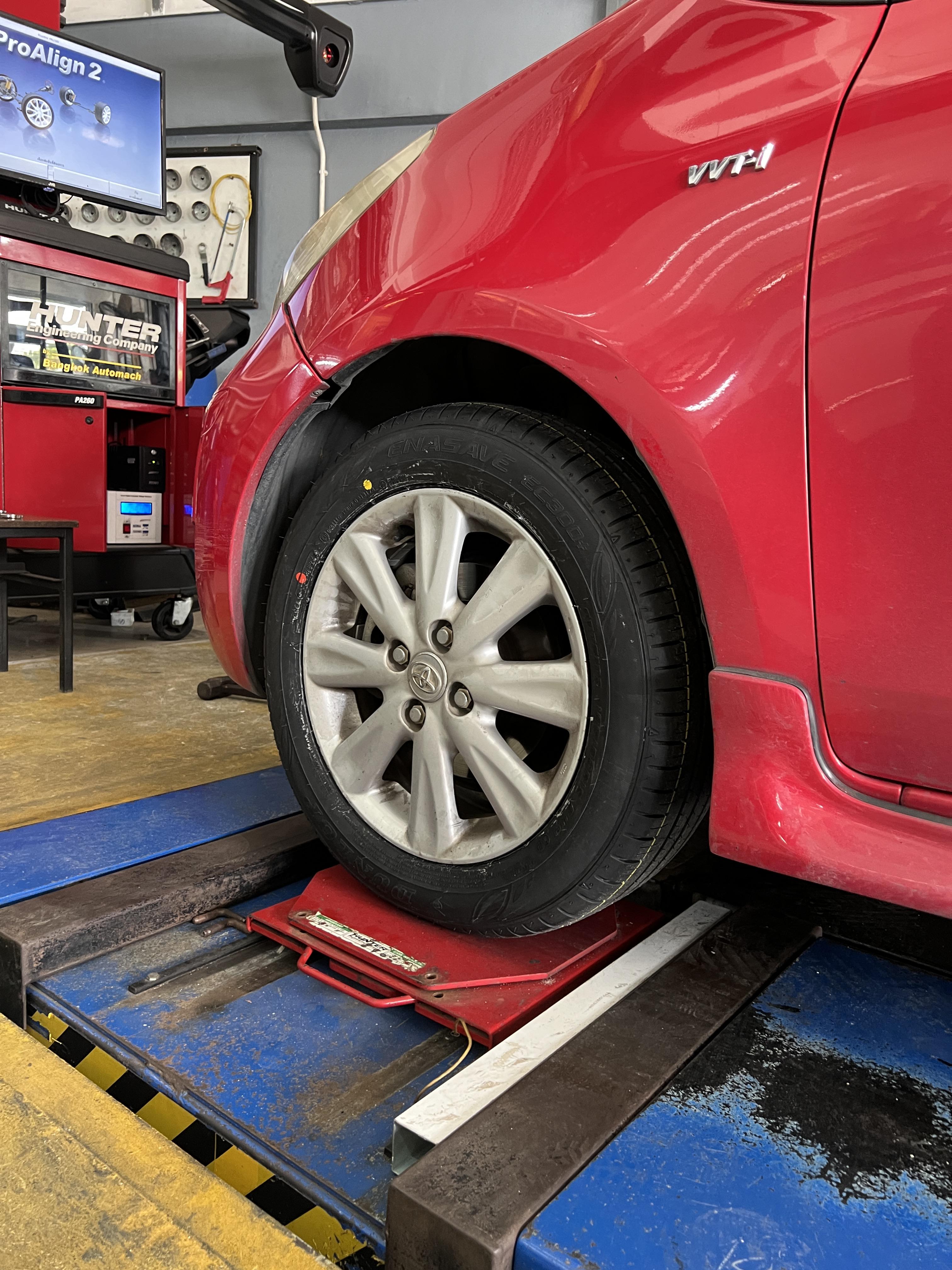 TOYOTA YARIS เปลี่ยนยางรถยนต์ ใช้งานประจำวัน [+] DUNLOP ENASAVE 300+ 185/60R15 *นัดหมายก่อนเข้ารับบริการ เพื่อความรวดเร็วครับ 𝙊𝙪𝙧 𝙎𝙚𝙧𝙫𝙞𝙘𝙚 บริการทางร้านเรารับทำอะไรบ้าง 🔧 มียางรถยนต์ทุกยี่ห้อให้เลือกซื้อ 🔧 โช้คอัพ สปริง 🔧 เช็คช่วงล่าง แก้ปัญหาให้ตรงจุด 🔧 ติดตั้งยางแบบไร้รอย 100% 🔧 บริการสลับยาง ตามอายุ 🔧 บริการล้างลิ้นปีกผีเสื้อ 🔧 บริการเช็คระยะรถยนต์ 🔧 เปลี่ยนถ่ายของเหลวทั้งระบบ 🔧 ตั้งศูนย์ด้วยเครื่อง HUNTER นำเข้าจาก USA สอบถามข้อมูลเพิ่มเติม หรือนัดหมายเข้ารับบริการ ☎️ : 08-6569-1915 ☎️ : 08-6544-5963 Line id : @88rw Tiktok : https://www.tiktok.com/@88rwycrr Youtube : https://youtube.com/@88rw Facebook : https://www.facebook.com/88rwtire Location : https://goo.gl/maps/HrNUAZXPN94KvxZ98? #รถยนต์มีปัญหาไม่รู้ต้องแก้ตรงไหน ทางเรายินดี ตรวจหาปัญหาและหาวิธีแก้ บอกลูกค้าก่อนลงมือทำเสมอราคาเป็นธรรมไม่เอาเปรียบ สบายใจคุณลูกค้า ร้านยางเจริญรุ่งเรือง ยินดีต้อนรับครับ