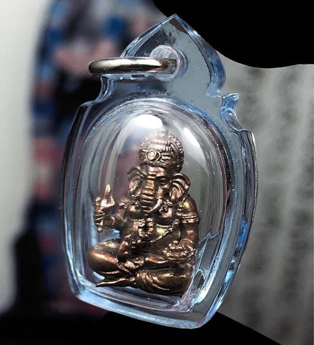 รูปหล่อพระพิฆเนศ รุ่นบันดาลทรัพย์ จัดสราปี ๒๕๖๒ วัดบรมวงศ์อิศรวรารามวรวิหาร ( พระอารามหลวง ) จ.พระนครศรีอยุธยา เนื้อนวโหละก้นทองคำ หมายเลข ๕๘ เลี่ยมกันน้ำอย่างสวย