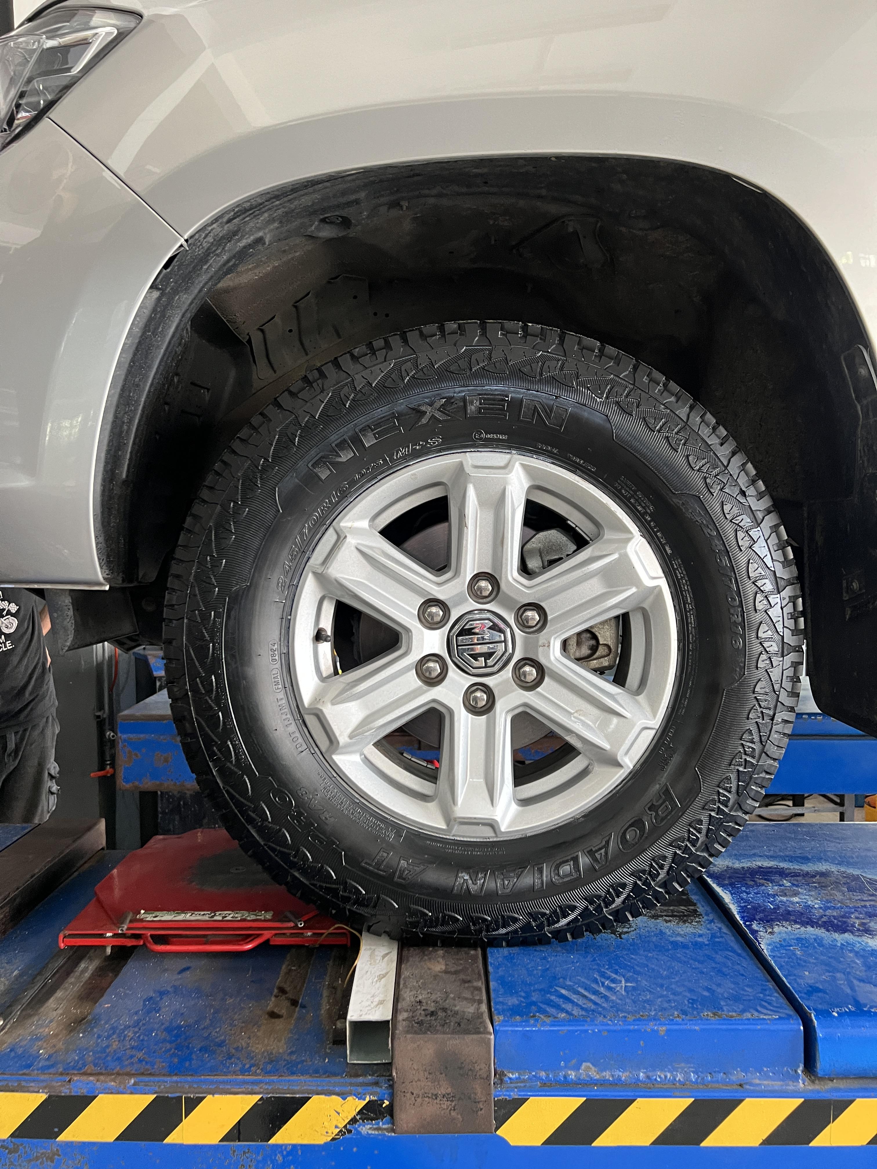 ISUZU DMAX เปลี่ยนยางรถยนต์ใช้งานประจำวัน [+] NEXEN RA8 245/70R16 #ถ่ายให้เป๊ะแชร์ให้ปังกับยางNexen #เส้นต่อไปใช้เน็กเซ็น #nexentirethailand #nexentire #ยางรถยนต์ *เพื่อความรวดเร็วนัดหมายก่อนเข้ารับบริการครับ 𝙊𝙪𝙧 𝙎𝙚𝙧𝙫𝙞𝙘𝙚 บริการทางร้านเรารับทำอะไรบ้าง 🔧 มียางรถยนต์ทุกยี่ห้อให้เลือกซื้อ 🔧 โช้คอัพ สปริง 🔧 เช็คช่วงล่าง แก้ปัญหาให้ตรงจุด 🔧 ติดตั้งยางแบบไร้รอย 100% 🔧 บริการสลับยาง ตามอายุ 🔧 บริการล้างลิ้นปีกผีเสื้อ 🔧 บริการเช็คระยะรถยนต์ 🔧 เปลี่ยนถ่ายของเหลวทั้งระบบ 🔧 ตั้งศูนย์ด้วยเครื่อง HUNTER นำเข้าจาก USA สอบถามข้อมูลเพิ่มเติม หรือนัดหมายเข้ารับบริการ ☎️ : 08-6569-1915 ☎️ : 08-6544-5963 Line id : @88rw Tiktok : https://www.tiktok.com/@88rwycrr Youtube : https://youtube.com/@88rw Facebook : https://www.facebook.com/88rwtire Location : https://goo.gl/maps/HrNUAZXPN94KvxZ98? #รถยนต์มีปัญหาไม่รู้ต้องแก้ตรงไหน ทางเรายินดี ตรวจหาปัญหาและหาวิธีแก้ บอกลูกค้าก่อนลงมือทำเสมอราคาเป็นธรรม
