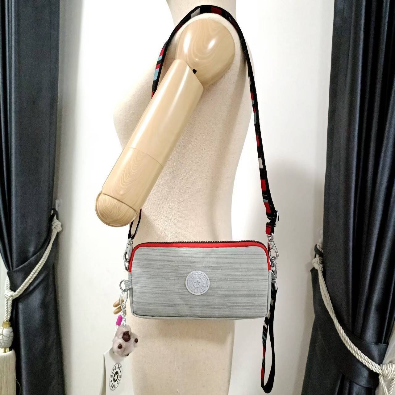 KIPLING กระเป๋าสตางค์ซิปรอบ ใบยาว Seoul up clutch & sling bag