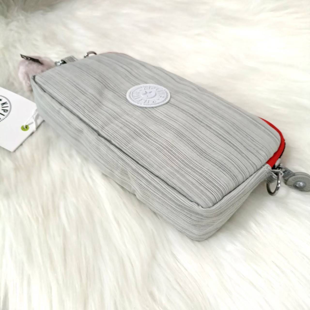 KIPLING กระเป๋าสตางค์ซิปรอบ ใบยาว Seoul up clutch & sling bag