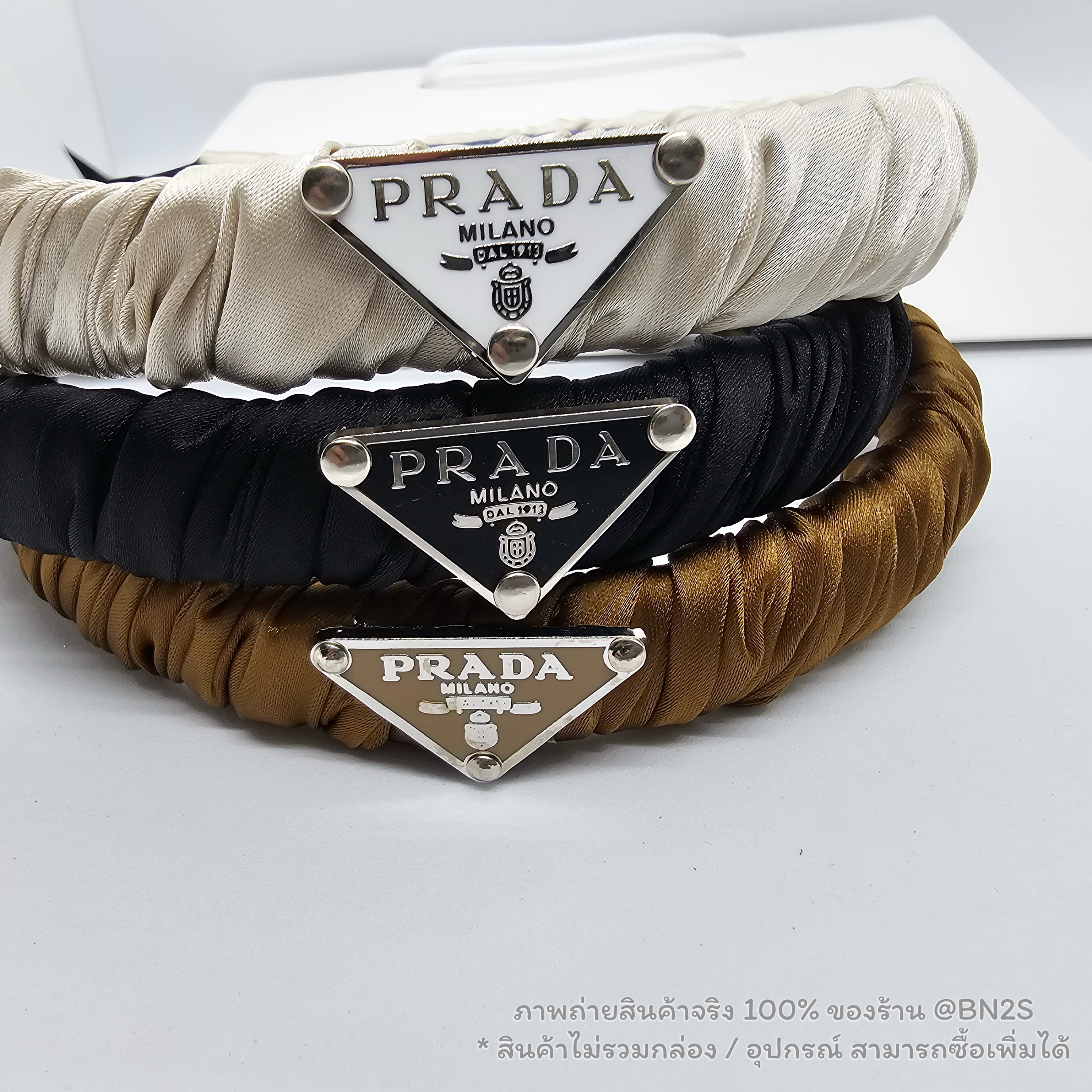 สีขาว | ที่คาดผมปราด้า Prada Symbole Re-nylon Headband คาดผมติดโลโก้ ตัวคาดฟันด้วยผ้าไนลอน ติดป้ายผ้าโลโก้ปราด้า พร้อมส่ง ไม่รวมกล่อง อุปกรณ์