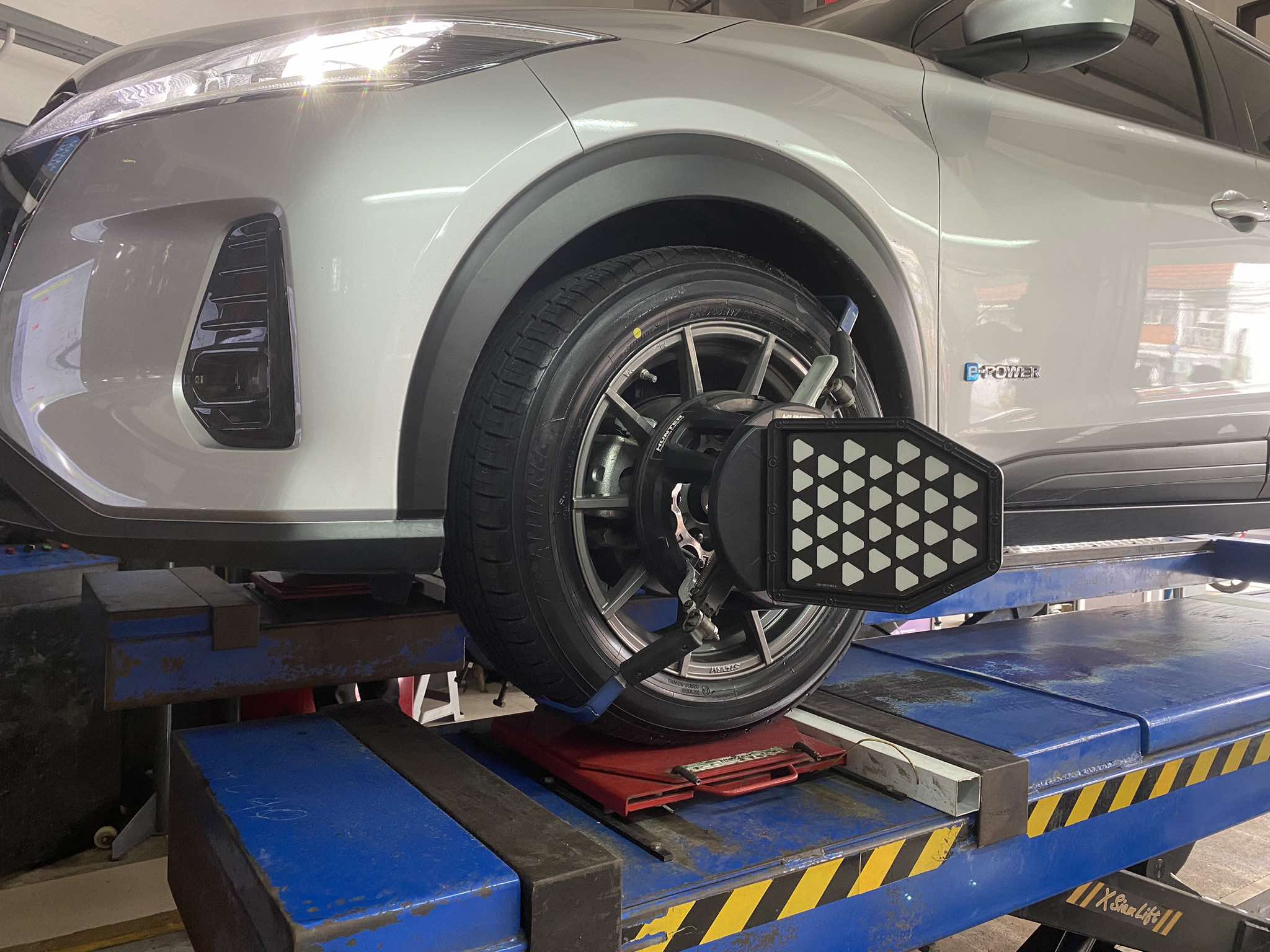 NISSAN KICK เปลี่ยนยางรถยนต์ใช้งานประจำวัน [+] ALLIANCE AL30 made in japan 225/55R17 *เพื่อความรวดเร็วนัดหมายก่อนเข้ารับบริการครับ 𝙊𝙪𝙧 𝙎𝙚𝙧𝙫𝙞𝙘𝙚 บริการทางร้านเรารับทำอะไรบ้าง 🔧 มียางรถยนต์ทุกยี่ห้อให้เลือกซื้อ 🔧 โช้คอัพ สปริง 🔧 เช็คช่วงล่าง แก้ปัญหาให้ตรงจุด 🔧 ติดตั้งยางแบบไร้รอย 100% 🔧 บริการสลับยาง ตามอายุ 🔧 บริการล้างลิ้นปีกผีเสื้อ 🔧 บริการเช็คระยะรถยนต์ 🔧 เปลี่ยนถ่ายของเหลวทั้งระบบ 🔧 ตั้งศูนย์ด้วยเครื่อง HUNTER นำเข้าจาก USA สอบถามข้อมูลเพิ่มเติม หรือนัดหมายเข้ารับบริการ ☎️ : 08-6569-1915 ☎️ : 08-6544-5963 Line id : @88rw Tiktok : https://www.tiktok.com/@88rwycrr Youtube : https://youtube.com/@88rw Facebook : https://www.facebook.com/88rwtire Location : https://goo.gl/maps/HrNUAZXPN94KvxZ98? #รถยนต์มีปัญหาไม่รู้ต้องแก้ตรงไหน ทางเรายินดี ตรวจหาปัญหาและหาวิธีแก้ บอกลูกค้าก่อนลงมือทำเสมอราคาเป็นธรรม