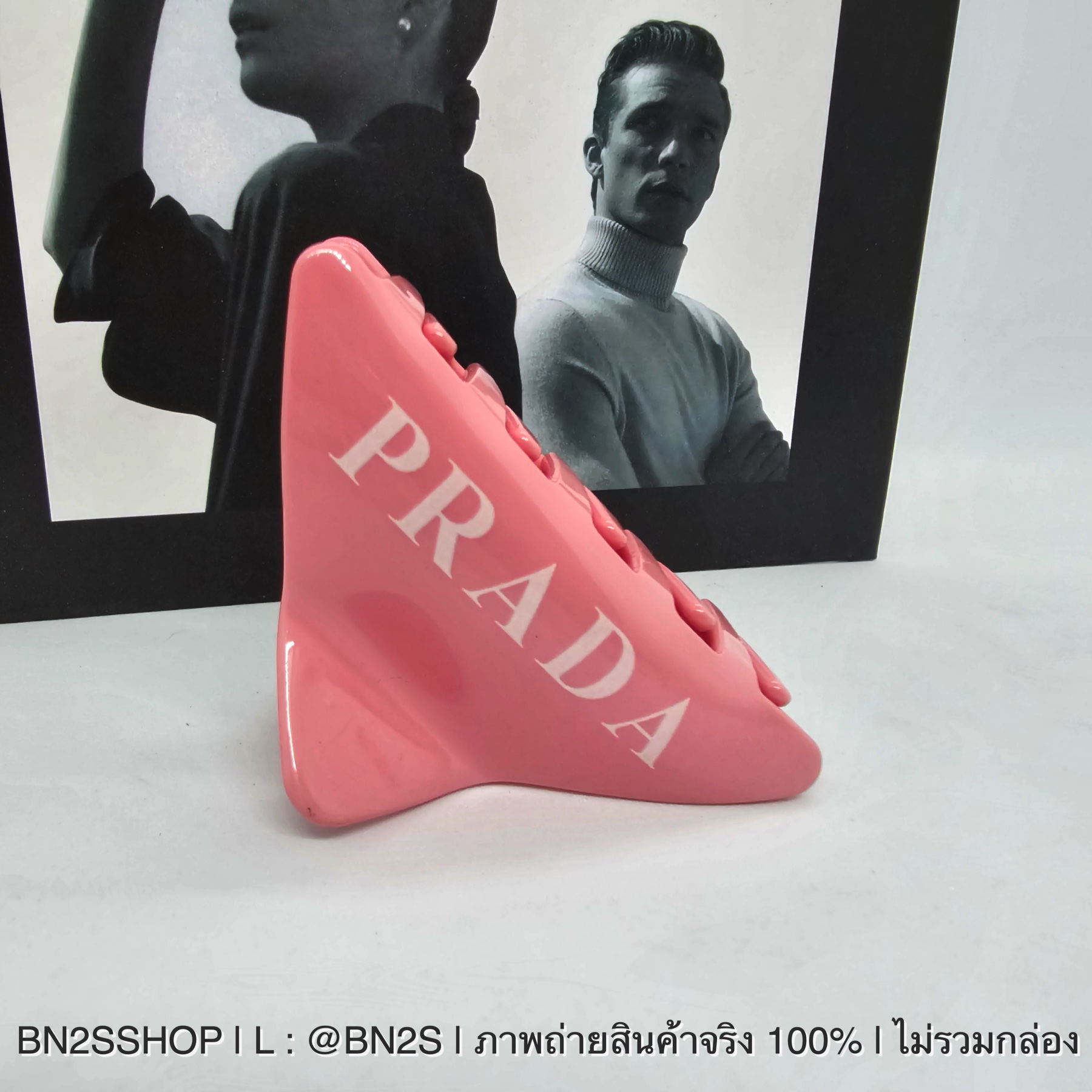 สีชมพู | Prada logo-printed triangle hair clip ตัวหนีบเนื้อหนา ที่หนีบผม ปราด้า สกรีนโลโก้