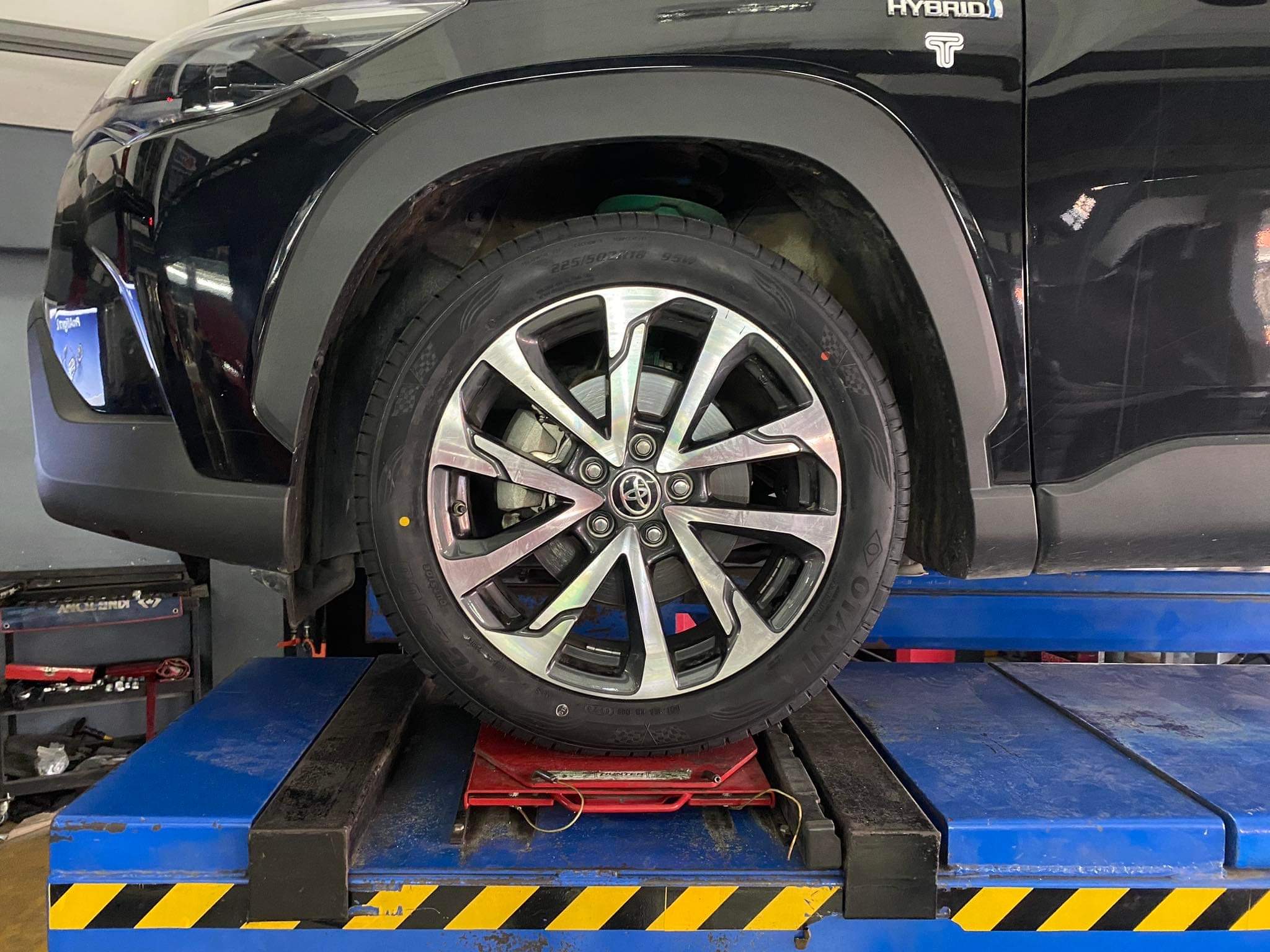 TOYOTA CHR เปลี่ยนยางรถยนต์เน้นใช้งานทั่วไป ไม่ต้องสมรรถนะสูง [+] OTANI KC2000 [+] ขนาด 225/50R18 โปรโมชั่นราคาพิเศษ ติดต่อสอบถามเพิ่มเติม โทร : 08-6569-1915 บุ๊ก และทีมงาน ยินดีต้อนรับครับ 𝙊𝙪𝙧 𝙎𝙚𝙧𝙫𝙞𝙘𝙚 บริการทางร้าน เรารับทำอะไรบ้าง 🔧 ติดตั้งยางแบบไร้รอย 100% 🔧 บริการสลับยาง ตามอายุ 🔧 มียางรถยนต์ทุกยี่ห้อให้เลือกซื้อ 🔧 เช็คช่วงล่าง แก้ปัญหาให้ตรงจุด 🔧 บริการล้างลิ้นปีกผีเสื้อ 🔧 บริการเช็คระยะรถยนต์ 🔧 เปลี่ยนถ่ายของเหลวทั้งระบบ 🔧 ตั้งศูนย์ด้วยเครื่อง HUNTER นำเข้าจาก USA สอบถามข้อมูลเพิ่มเติม หรือนัดหมายเข้ารับบริการ Tel : 08-6569-1915 Tel : 08-6544-5963 Line id : @88rw Tiktok : https://www.tiktok.com/@88rwycrr Youtube : https://youtube.com/@88rw Facebook : https://www.facebook.com/otaninon Location : https://goo.gl/maps/HrNUAZXPN94KvxZ98?coh=178573&entry=tt #รถยนต์มีปัญหาไม่รู้ต้องแก้ตรงไหน ทางเรายินดี ตรวจหาปัญหาและหาวิธีแก้ บอกลูกค้าก่อนลงมือทำเสมอราคาเป็นธรรมไม่เอาเปรียบ สบายใจคุณลูกค้า ---------------------------------- ดูแลให้คำปรึกษาทุกปัญหาคาใจ ไม่ทิ้งลูกค้า มีบริการหลังการขาย 【ให้ผู้เชี่ยวชาญของเรา ดูแลรถคุณ】 ร้านยางเจริญรุ่งเรือง ยินดีต้อนรับครับ #ยางรถยนต์ #OTANI #KC2000