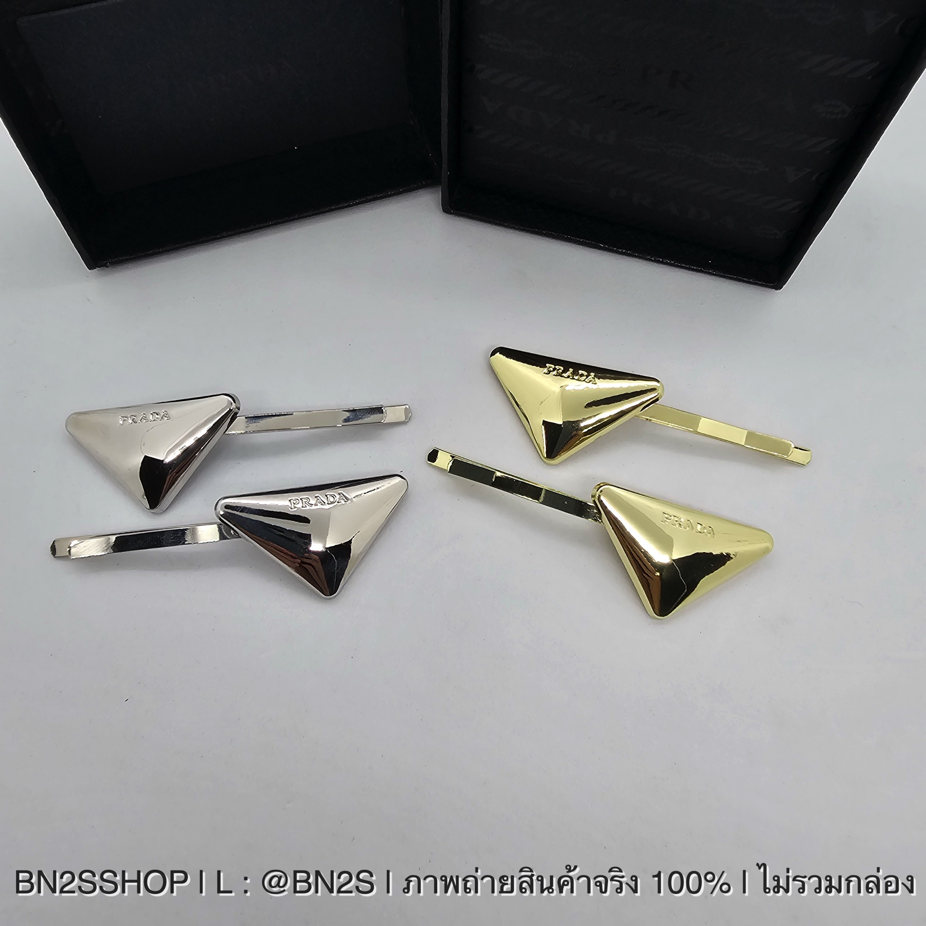 สีทอง | Prada Metal Hair Clip ตัวใหม่ล่าสุด งานโลหะ ปั๊มโลโก้ มาเป็นคู่ อะไหล่เงาสวย มองไกลๆก็รู้ ปราด้าแน่นอน