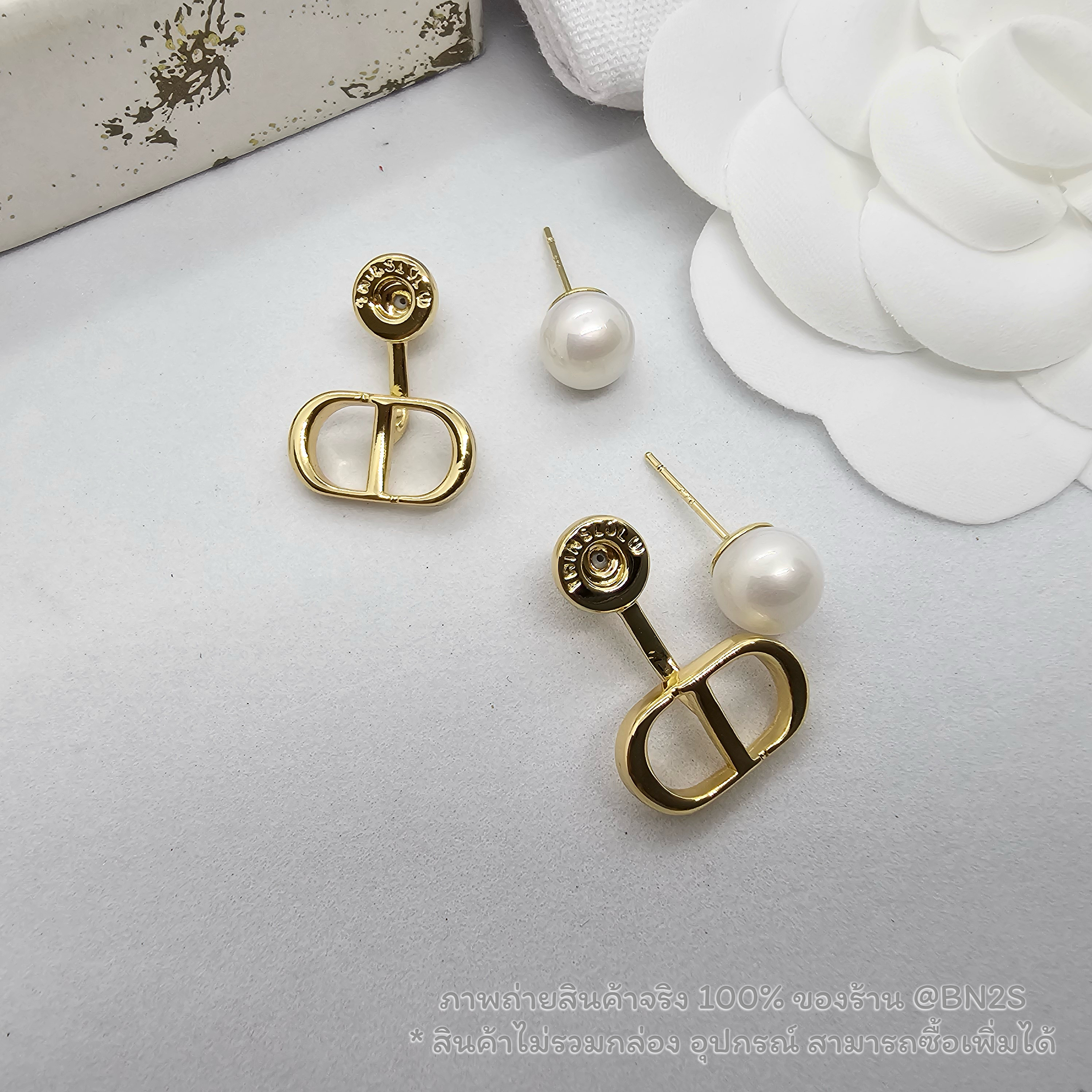 ต่างหูดิออ Dior Pearl Earrings ต่างหูไข่มุก ทับหลังจี้ CD อะไหล่สีทองเงาสวย *งานแฟชั่น ก้านเงินเเท้ พร้อมส่ง ไม่มีกล่อง