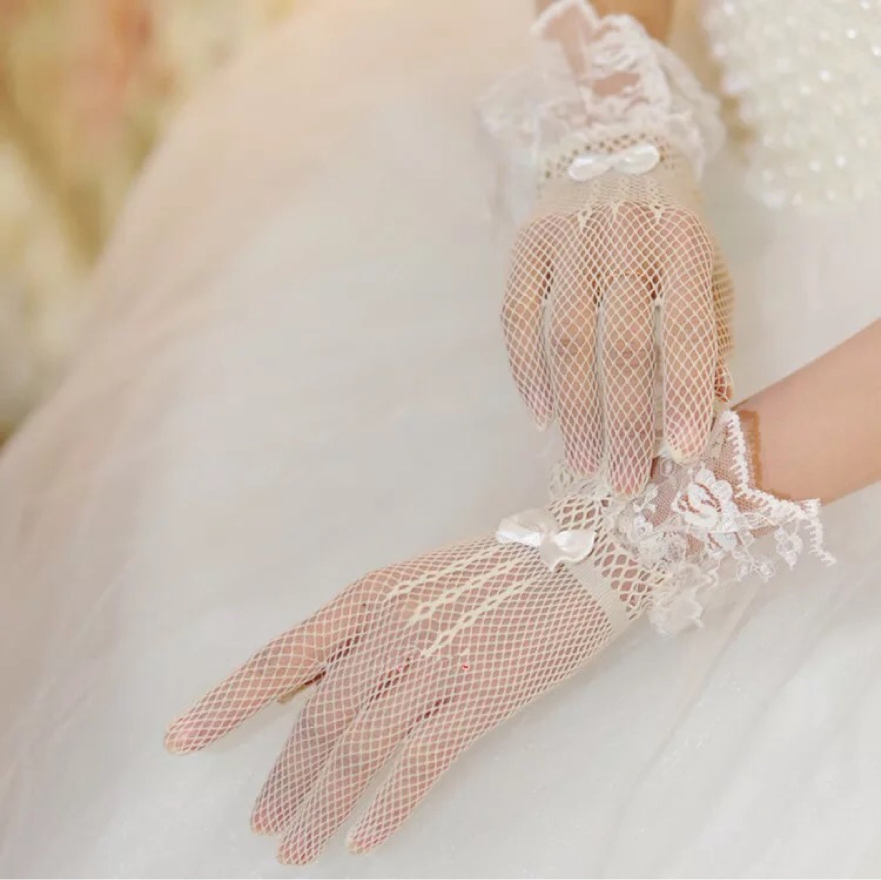 ถุงมือตาข่ายยืดโบว์ติดเพชร ลูกไม้สีขาว ลายลูกไม้สวย เหมาะเด็กโตถึงผู้ใหญ่