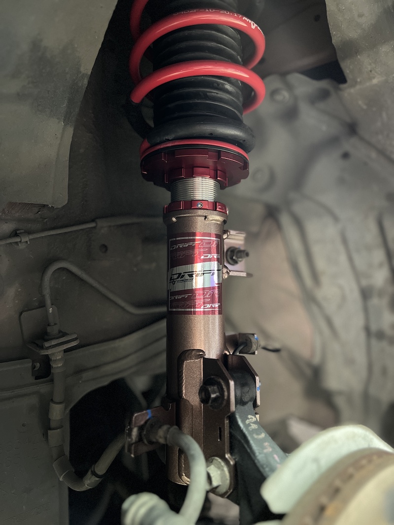 🚘 Mazda 2 Skyactiv x Profender Drift Series “หนึบกำลังดี นุ่มกำลังใช่ ขับทุกวันสบาย ไม่จุก ไม่จั๊ม” ลูกค้า Mazda 2 Skyactiv เลือกอัปเกรดช่วงล่างใหม่ด้วย Profender Drift Series + ปรับได้ 16 ระดับ ทั้งหน้า–หลัง + จัดทรงเล็กน้อย ไม่โหลดมาก แต่ได้ฟีลลิ่งที่ลงตัว + เหมาะสำหรับใช้งานประจำวัน ขับในเมืองก็สบาย วิ่งทางไกลก็มั่นใจ + จุดเด่นหลังติดตั้ง นุ่มนวล ไม่เด้ง ไม่โดด เข้าโค้งมั่นใจ รถเกาะถนนดีขึ้น ไม่แข็งกระด้างจนรบกวนผู้โดยสาร ได้สมดุลระหว่าง “ความสบาย” และ “ความหนึบ” 📌 เหมาะสำหรับคนใช้รถทุกวัน ที่อยากได้ฟีลลิ่งแน่นขึ้นกว่าโช้คเดิม แต่ยังคงความสบาย ไม่ทำให้ชีวิตประจำวันลำบาก สอบถามข้อมูลเพิ่มเติม หรือนัดหมายเข้ารับบริการ ☎️ : 08-6569-1915 ☎️ : 08-6544-5963 Line id : @88rw Facebook : https://www.facebook.com/88rwtire Location : https://goo.gl/maps/HrNUAZXPN94KvxZ98 #Mazda2skyactive #Profender #ยางรถยนต์นนทบุรี #ช่วงล่างรถยนต์ #โช้คอัพรถยนต์