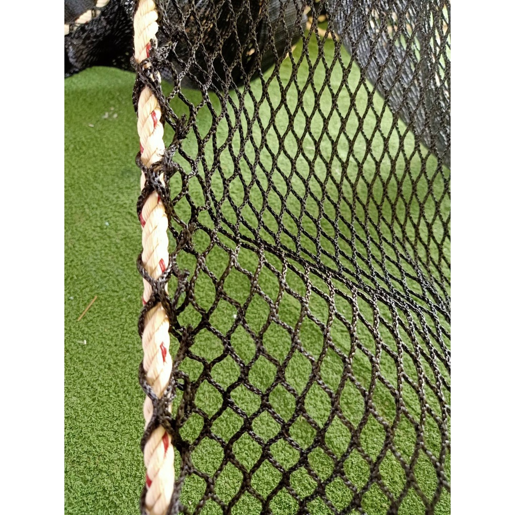 ตาข่ายกันตกSafety net วัสดุHDPE สีดำ ขนาด2.5 มิล ช่องตา 2.5 x2.5CM. ร้อยเชือกขอบติดตั้งใช้งานได้ทันที มีขนาดให้เลือก