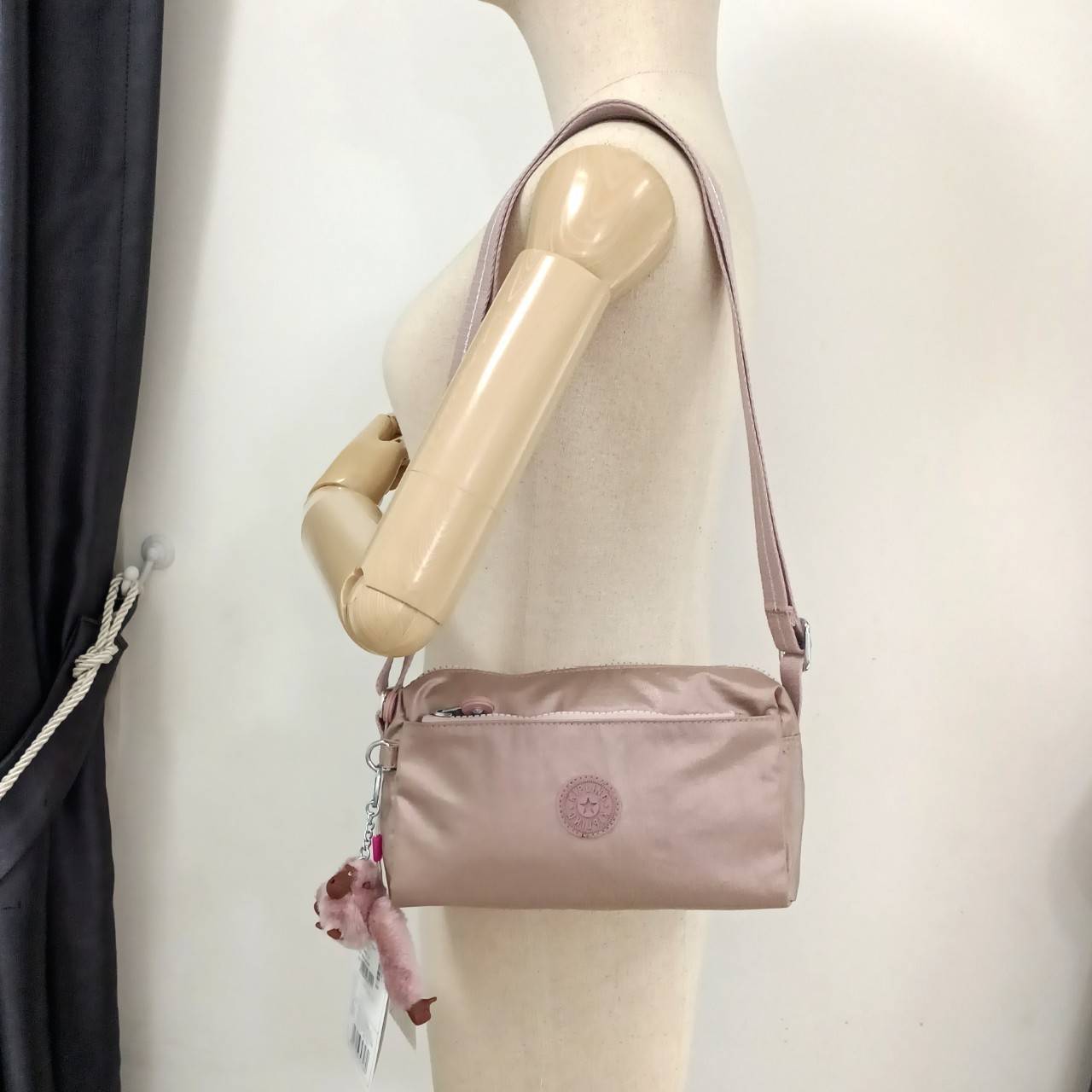 KIPLING คิปลิ้ง K16217 Seoul up sling bag คิปลิง กระเป๋าสะพายไหล่