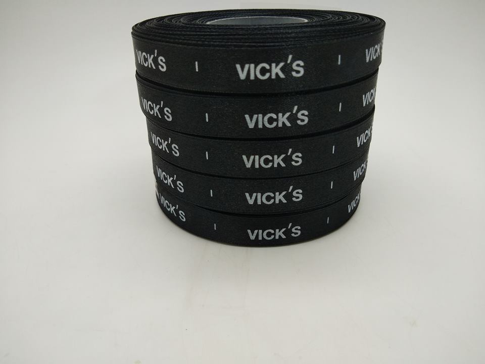 ป้ายคอเสื้อ เนื้อริบบิ้นซาติน 1.3 ซม. ริบบิ้นสีดำ 2 พิมพ์ ขาว 5 ม้วน