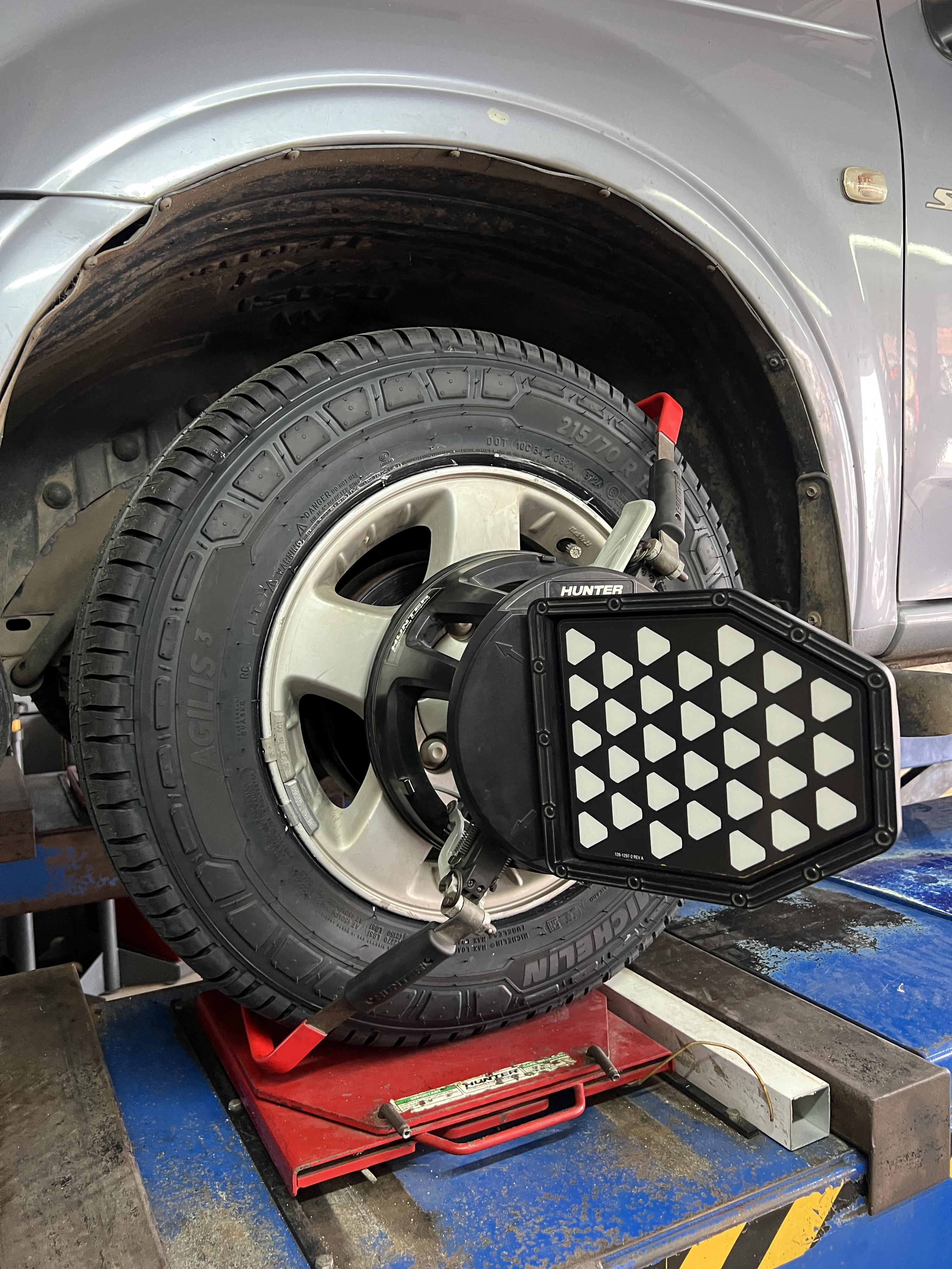 ISUZU DMAX เปลี่ยนยางรถยนต์ [+] Michelin algilis โทร : 08-6569-1915 บุ๊ก Line id : @88rw Location : https://goo.gl/maps/HrNUAZXPN94KvxZ98? รถยนต์มีปัญหาไม่รู้ต้องแก้ตรงไหน ทางเรายินดี ตรวจหาปัญหาและหาวิธีแก้ บอกลูกค้าก่อนลงมือทำเสมอด้วยราคาเป็นธรรม เวลาบริการ วันจันทร์-วันอาทิตย์ 09:00 น. - 17.30 น. #IsuzuDMax #MICHELIN #โช้คอัพ #ช่วงล่าง #โช๊ค #ยางรถยนต์