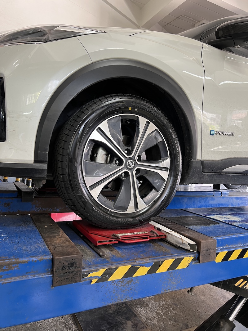 NISSAN KICKS เปลี่ยนยางใช้งานประจำวัน [+] Bridgestone Turanza6 215/55R17 พร้อมบริการติดตั้ง ถ่วงล้อ เติมลมไนโตรเจน และ ตั้งศูนย์ 📌 สอบถามข้อมูลเพิ่มเติม หรือนัดหมายเข้ารับบริการ ☎️ : 08-6569-1915 ☎️ : 08-6544-5963 💬 Line id : @88rw 📍 Location : https://goo.gl/maps/HrNUAZXPN94KvxZ98 🌐 Facebook : https://www.facebook.com/88rwtire #ยางรถยนต์ #bridgestone #Turanza6 #NissanKicks