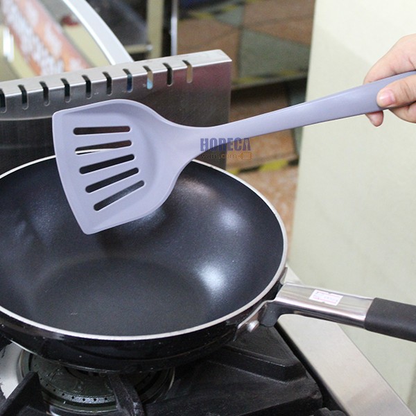 Super Nylon ตะหลิวมีร่อง ไนลอน 4นิ้ว สีเทา ตราฟิกเกอร์