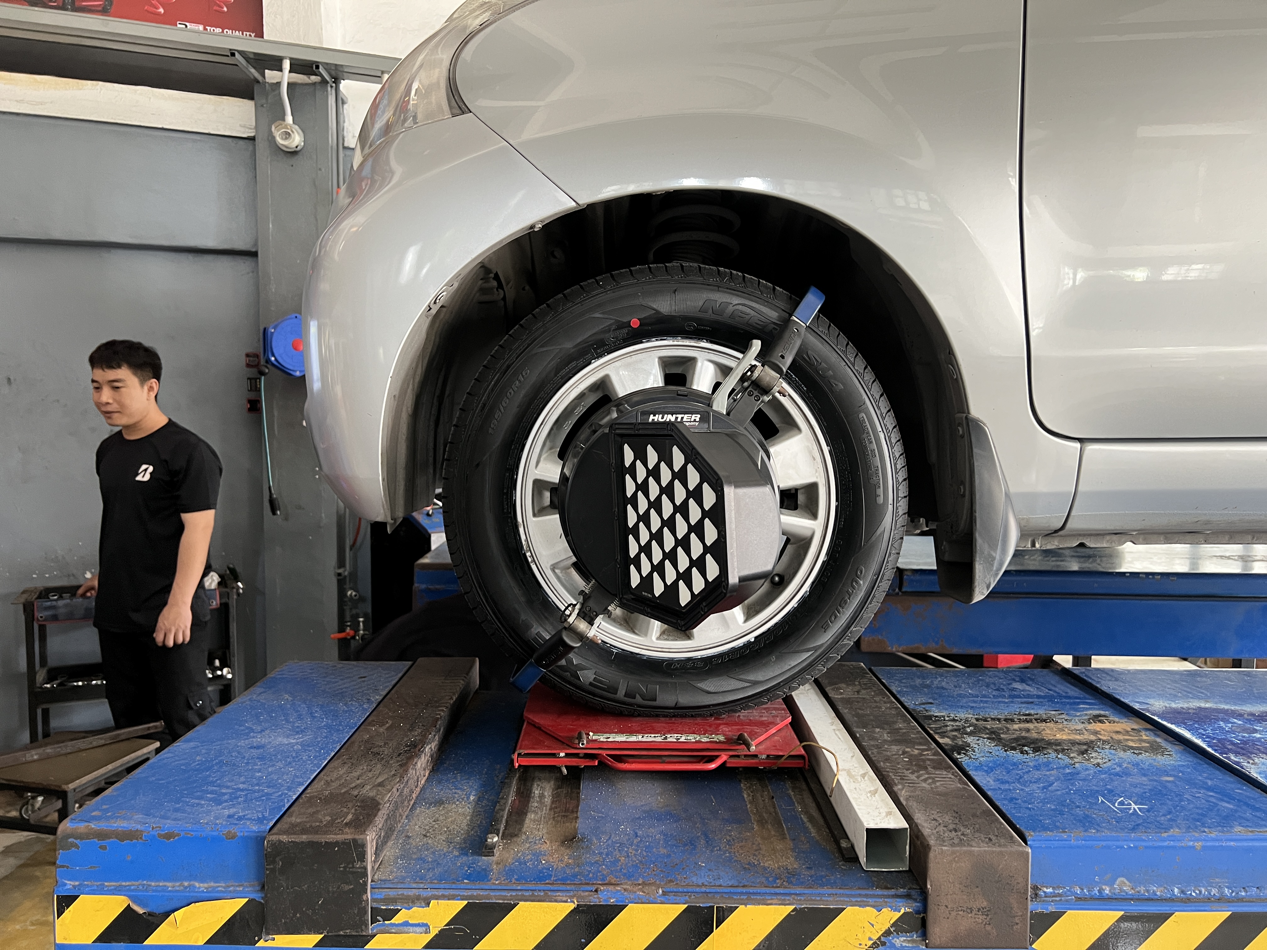 TOYOTA AVANZA เข้ารับบริการเปลี่ยนยางรถยนต์ใช้งาน ประจำวัน [+] NEXEN SU4 195/60R15 *ประกันยางจากการใช้งาน 1 ปีหรือ 25,000 กิโลเมตร เคลมฟรี *นัดหมายก่อนเข้ารับบริการ เพื่อความรวดเร็วครับ 𝙊𝙪𝙧 𝙎𝙚𝙧𝙫𝙞𝙘𝙚 บริการทางร้านเรารับทำอะไรบ้าง 🔧 มียางรถยนต์ทุกยี่ห้อให้เลือกซื้อ 🔧 โช้คอัพ สปริง 🔧 เช็คช่วงล่าง แก้ปัญหาให้ตรงจุด 🔧 ติดตั้งยางแบบไร้รอย 100% 🔧 บริการสลับยาง ตามอายุ 🔧 บริการล้างลิ้นปีกผีเสื้อ 🔧 บริการเช็คระยะรถยนต์ 🔧 เปลี่ยนถ่ายของเหลวทั้งระบบ 🔧 ตั้งศูนย์ด้วยเครื่อง HUNTER นำเข้าจาก USA สอบถามข้อมูลเพิ่มเติม หรือนัดหมายเข้ารับบริการ ☎️ : 08-6569-1915 ☎️ : 08-6544-5963 Line id : @88rw Tiktok : https://www.tiktok.com/@88rwycrr Youtube : https://youtube.com/@88rw Facebook : https://www.facebook.com/88rwtire Location : https://goo.gl/maps/HrNUAZXPN94KvxZ98? #รถยนต์มีปัญหาไม่รู้ต้องแก้ตรงไหน ทางเรายินดี ตรวจหาปัญหาและหาวิธีแก้ บอกลูกค้าก่อนลงมือทำเสมอราคาเป็นธรรมไม่เอาเปรียบ สบายใจคุณลูกค้า ร้านยางเจริญรุ่งเรือง ยินดีต้อนรับครับ