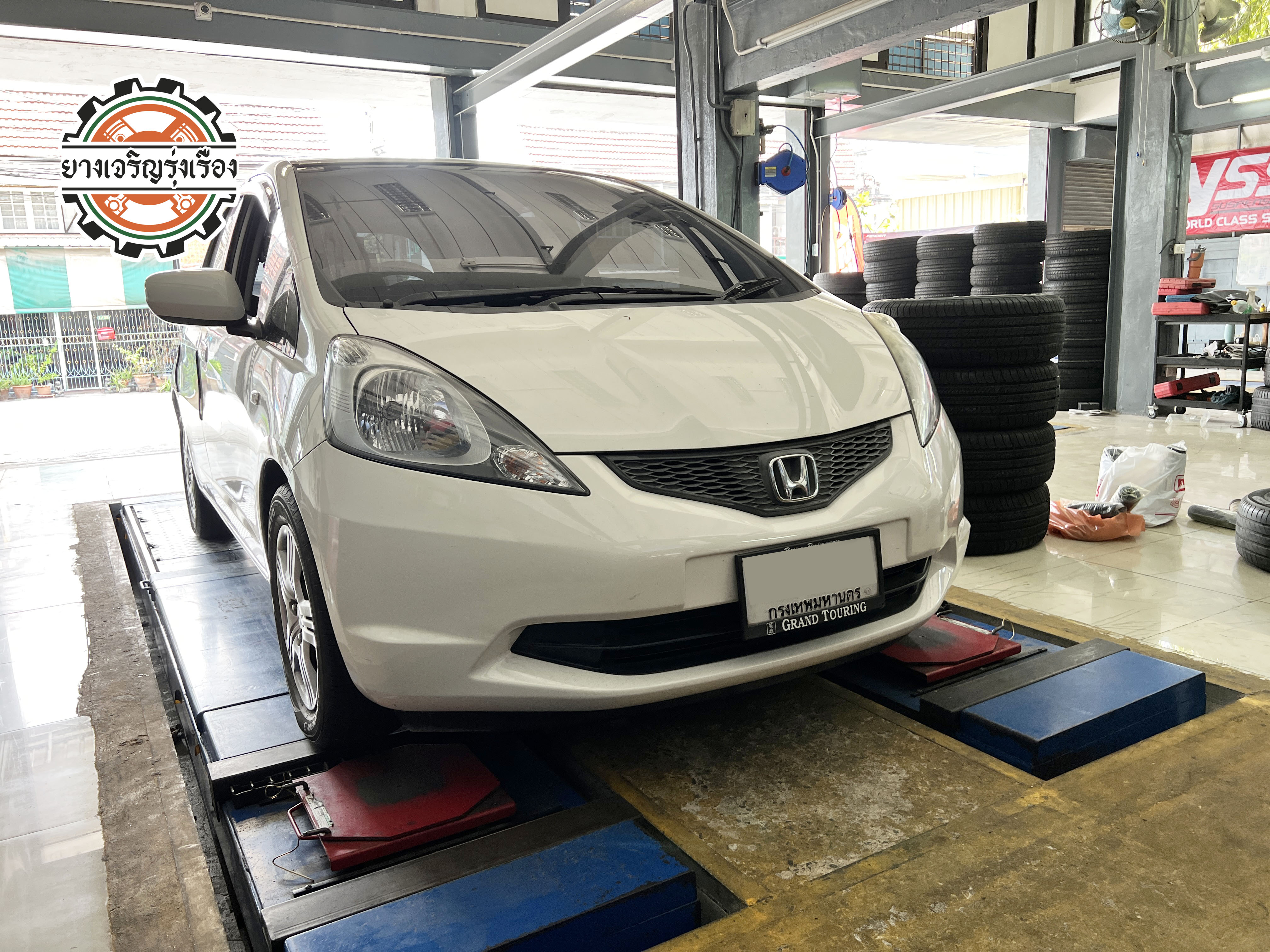 HONDA JAZZ GE เข้ารับบริการเปลี่ยนโช๊คอัพรถยนต์เน้นใช้งานในชีวิตประจำวันแทนของเดิมที่เสื่อมสภาพ ติดตามเพจของเรามานานวันนี้เดินทางเข้ามารับบริการที่หน้าร้าน [+] Monroe Oe spectrum เซ็ทโช๊คอัพคู่หน้าและหลัง = 8,400 บาท ล้อเดิม ยางเดิม ก็ขับสนุกได้ [+] พร้อมบริการติดตั้ง + Set up ให้เหมาะกับยาง [+] ขับสนุกด้วยบริการ ตั้งศูนย์ละเอียดให้เหมาะกับการใช้งานและลักษณะของช่วงล่าง --------------------------------- โทร : 08-6544-5963 บุ๊ก และทีมงาน ยินดีต้อนรับครับ 𝙊𝙪𝙧 𝙎𝙚𝙧𝙫𝙞𝙘𝙚 บริการทางร้าน เรารับทำอะไรบ้าง 🔧 ติดตั้งยางแบบไร้รอย 100% 🔧 บริการสลับยาง ตามอายุ 🔧 มียางรถยนต์ทุกยี่ห้อให้เลือกซื้อ 🔧 เช็คช่วงล่าง แก้ปัญหาให้ตรงจุด 🔧 บริการล้างลิ้นปีกผีเสื้อ 🔧 บริการเช็คระยะรถยนต์ 🔧 เปลี่ยนถ่ายของเหลวทั้งระบบ 🔧 ตั้งศูนย์ด้วยเครื่อง HUNTER นำเข้าจาก USA #รถยนต์มีปัญหาไม่รู้ต้องแก้ตรงไหน ทางเรายินดี ตรวจหาปัญหาและหาวิธีแก้ บอกลูกค้าก่อนลงมือทำเสมอราคาเป็นธรรมไม่เอาเปรียบ สบายใจคุณลูกค้า ---------------------------------- ดูแลให้คำปรึกษาทุกปัญหาคาใจ ไม่ทิ้งลูกค้า มีบริการหลังการขาย 【ให้ผู้เชี่ยวชาญของเรา ดูแลรถคุณ】 ร้านยางเจริญรุ่งเรือง ยินดีต้อนรับครับ ---------------------------------- #โช๊คอัพรถยนต์ #monroe #yss #kayaba #profender #ร้านยางเจริญรุ่งเรือง #นนทบุรี #งามวงศ์วาน #amsfix #บริการช่วงล่างรถยนต์ #ซ่อมบำรุงช่วงล่าง #เซทอัพโช๊คอัพรถยนต์