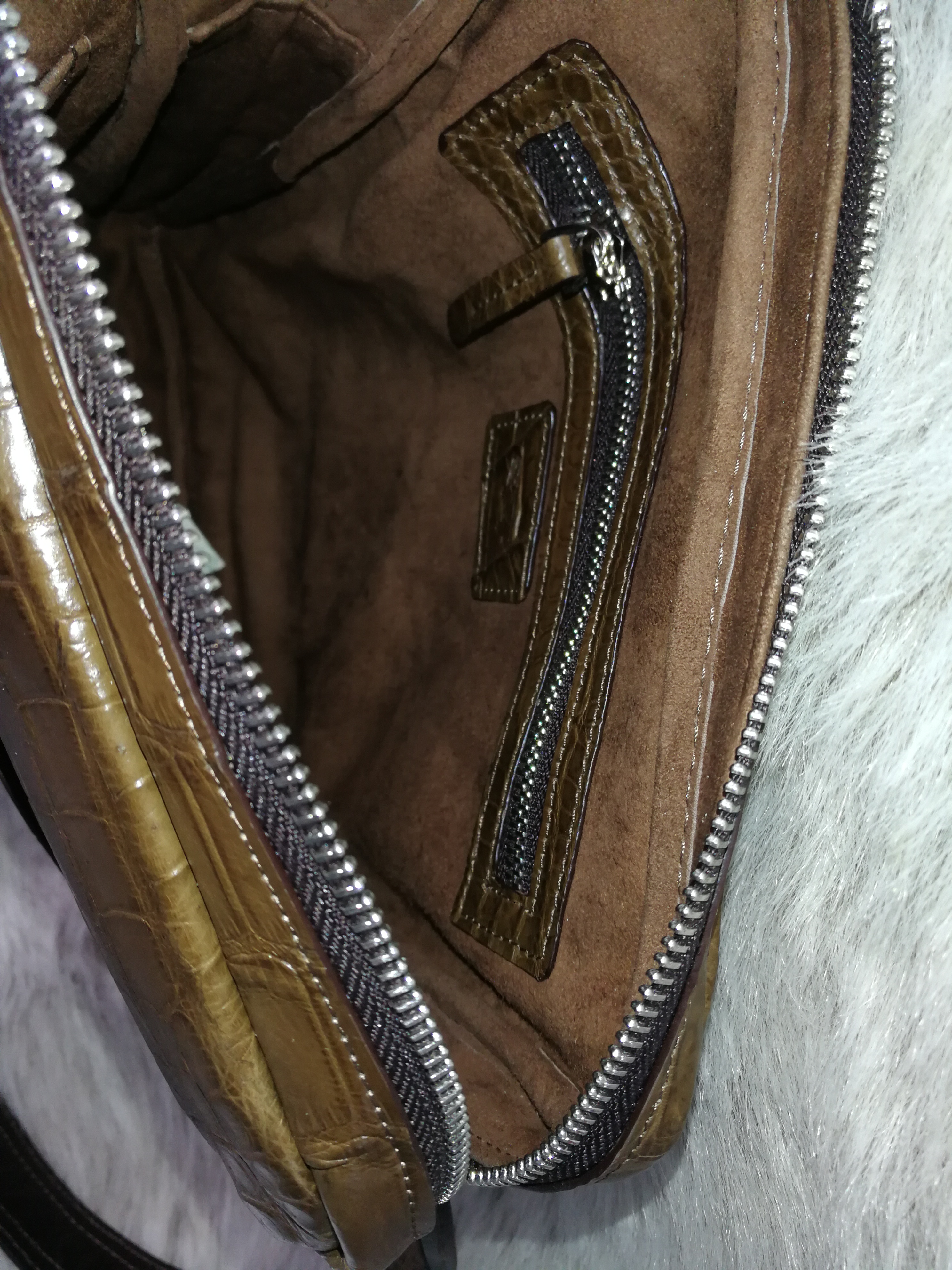 กระเป๋าสะพายชายหนังจระเข้แท้ สีน้ำตาล ส่วนท้อง รหัส CRM0218H-06-BR