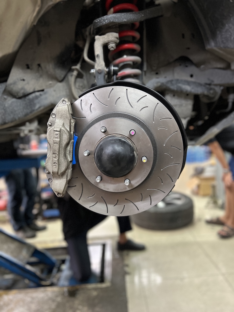อัปเกรดเบรก Toyota Fortuner 2018 ให้มั่นใจยิ่งขึ้นด้วย ผ้าเบรก + จานเบรก Racetech ทั้งแรง ทั้งปลอดภัย ในชุดเดียว 🔧 🔥 ราคาโปรโมชั่นพิเศษเพียง 9,900.- (รวมค่าติดตั้งครบจบ ไม่มีบวกเพิ่ม) ✨ จุดเด่น Racetech + ผ้าเบรกทนความร้อนได้สูงสุด 650°C + จานเบรกวัสดุคุณภาพ ระบายความร้อนได้ดี + เบรกสั้น มั่นใจ ควบคุมได้ดั่งใจ + ปลอดภัยทั้งในเมืองและเดินทางไกล 📍 โปรโมชั่นนี้มีจำนวนจำกัด ‼️ 👉 จองคิวติดตั้งได้เลยวันนี้ เพื่อความมั่นใจในทุกการขับขี่ สอบถามข้อมูลเพิ่มเติม หรือนัดหมายเข้ารับบริการ ☎️ : 08-6569-1915 ☎️ : 08-6544-5963 Line id : @88rw Facebook : https://www.facebook.com/88rwtire Location : https://goo.gl/maps/HrNUAZXPN94KvxZ98 #ToyotaFortuner #Racetech #ผ้าเบรกRacetech #จานเบรกRacetech