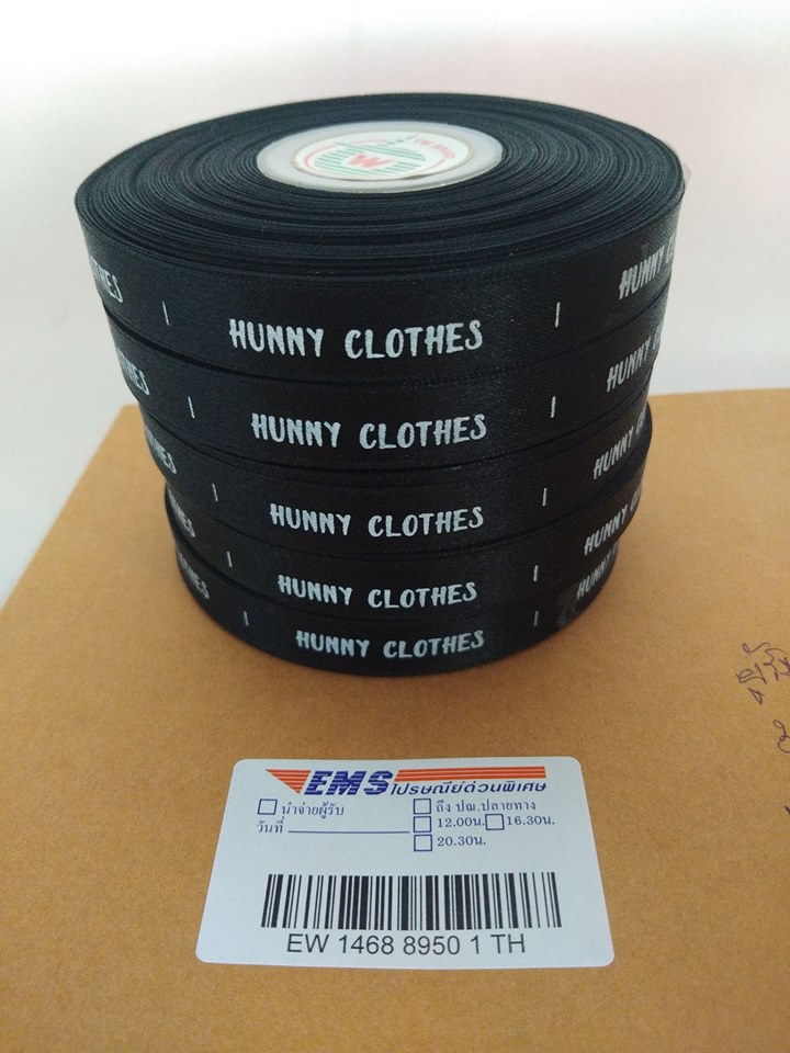 ป้ายคอเสื้อ เนื้อริบบิ้นซาติน 1.3 ซม. ริบบิ้นสีดำ 2 พิมพ์ ขาว 5 ม้วน