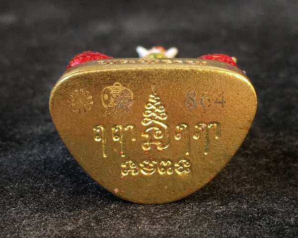 พระพิราพ รุ่นสมบัติเจ้าคุณปู่ หลวงปู่เเสน ปสนุโน วัดบ้านหนองจิก จ.ศรีสะเกษ แยกออกมาจากชุดกรรมการ เนื้อทองเทวาลงยา หมายเลข 864