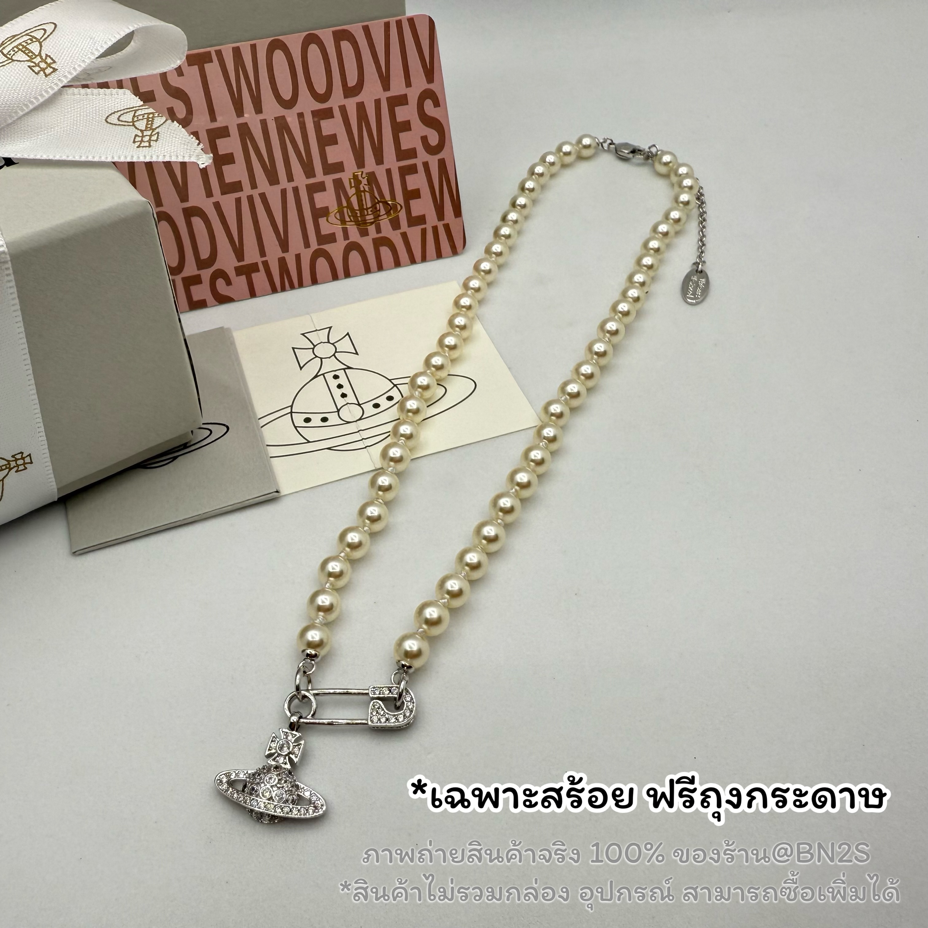สีเงิน | (ORI) Vivienne Westwood Lucrece Pearl Necklace สร้อยคอไข่มุก วีเวียน เวสวู๊ด จี้ดาวเสาร์ประดับคริสตัล เข็มกลัด ความยาว 40 ซม. ปรับเพิ่มได้ 5 ซม. ไม่รวมกล่อง Free ถุงกระดาษ ซองซิปล็อคแบรนด์