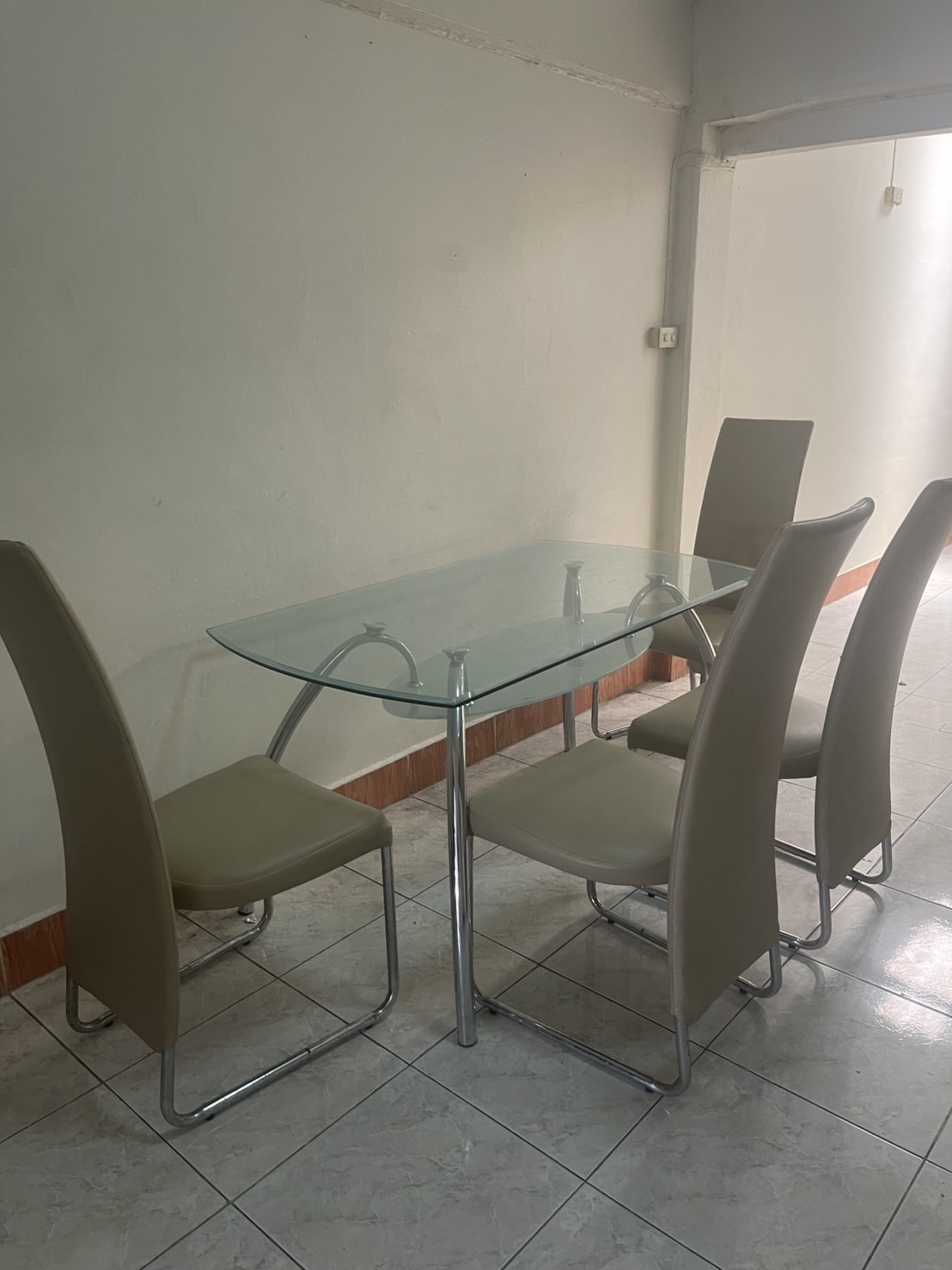 ขายอาคารพาณิชย์ หมู่บ้าน อรุณธร เนื้อที่ 20 ตารางวา 3 ชั้นครึ่งต่อเติมเต็ม มีชั้นลอยสวย เหมาะออฟฟิศ อยู่อาศัย กว้างขวาง วัชรพลสุขาภิบาล 5 ซอย45 เข้าซอย 100 เมตร ใกล้ตลาดออเงิน 3ห้องนอน 2 ห้องน้ำ ทำเลดี ด้านหน้าหมู่บ้าน ถนนเมน เข้าออกสะดวก ใกล้จัตุโชติ วงศ