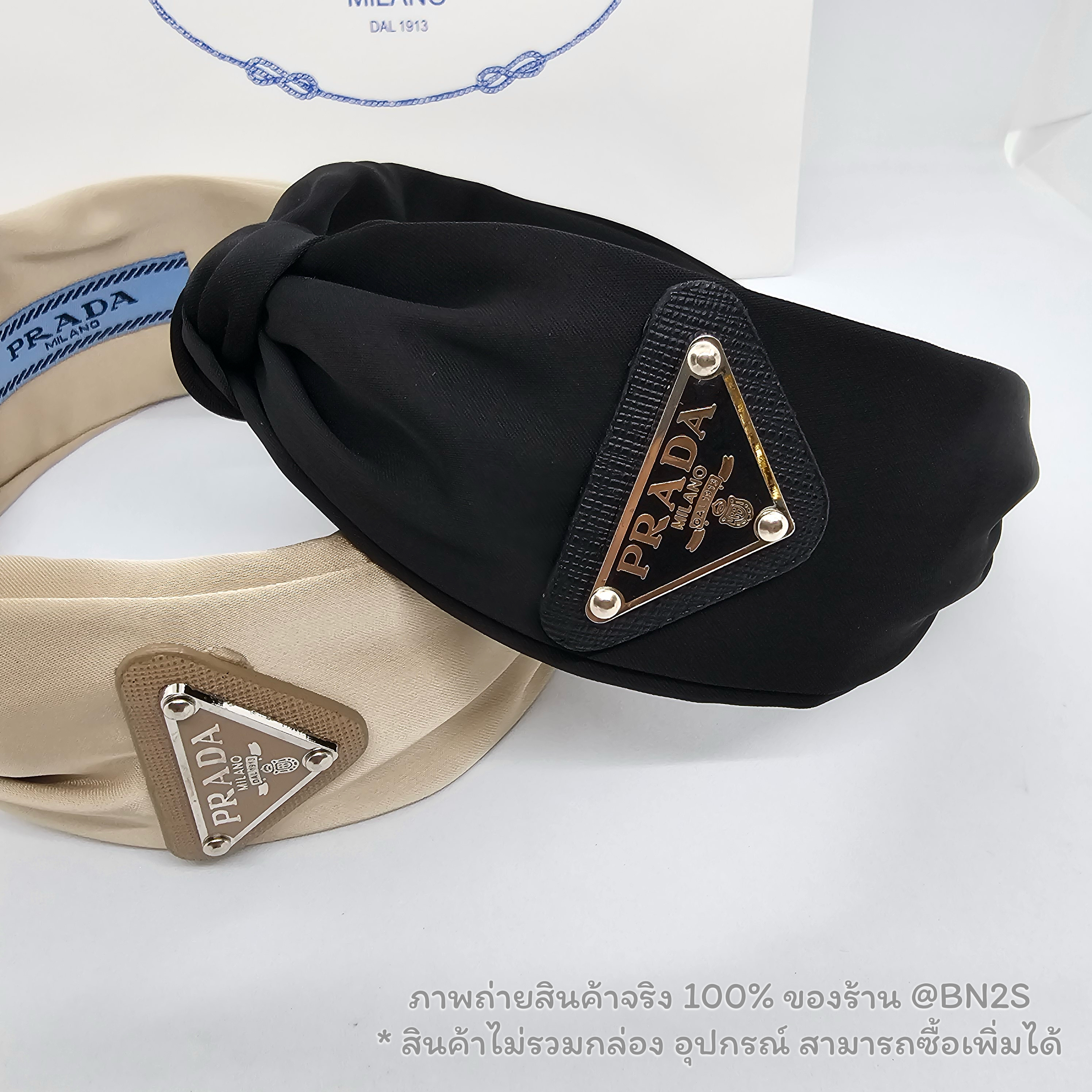 สีดำ | ที่คาดผมปราด้า PRADA Re-nylon Headband ติดโลโก้เพลท ตัวผ้ามัดปม งานสวย ภาพถ่ายสินค้าจริงของทางร้าน พร้อมส่งเจ้าเดียวใน ชป.