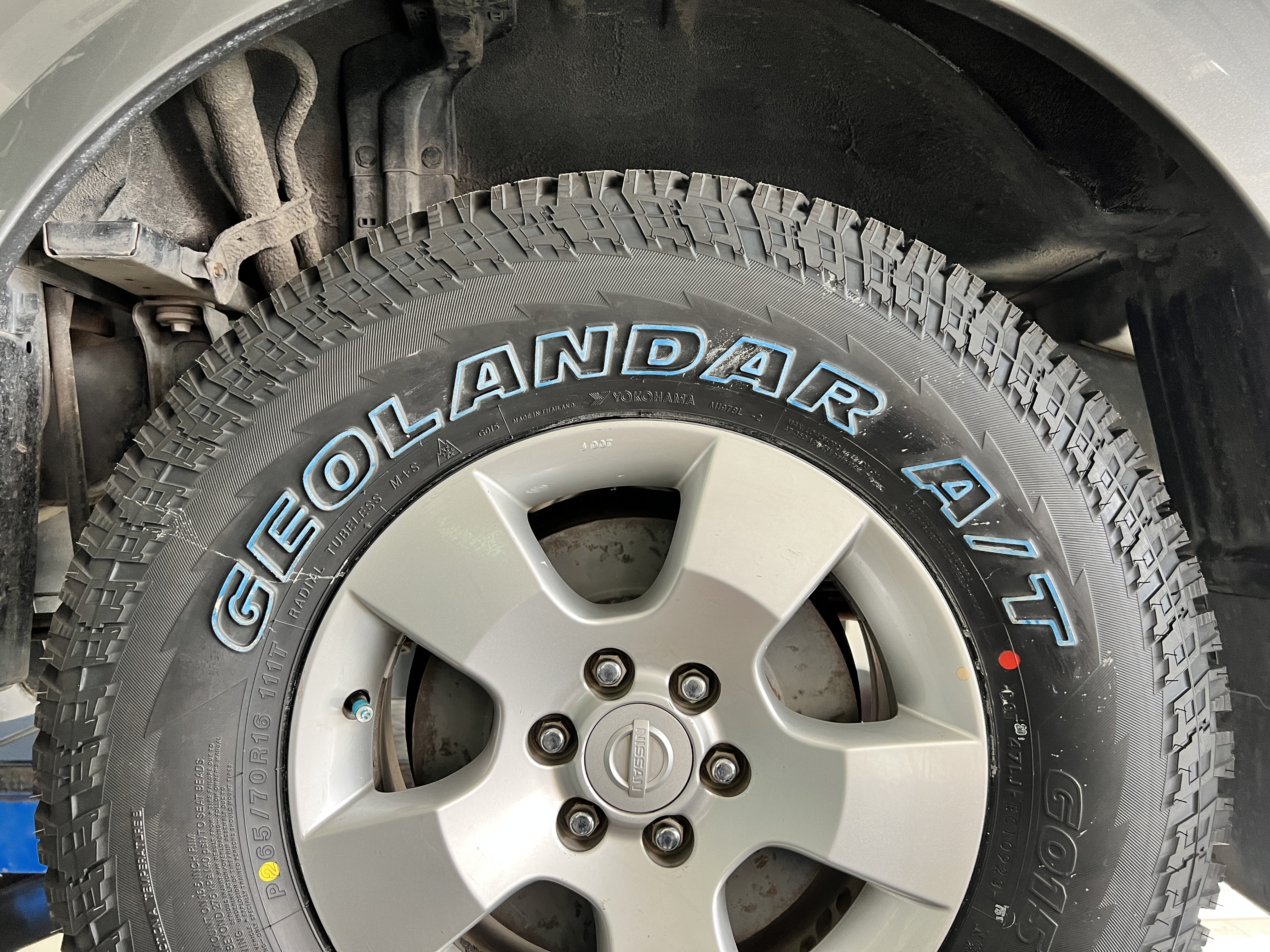 Nissan Navara D40 เปลี่ยนยางใช้งาน ประจำวัน [+] YOKOHAMA GEOLANDAR G015 AT ขนาด 265/70R16 𝙊𝙪𝙧 𝙎𝙚𝙧𝙫𝙞𝙘𝙚 บริการทางร้าน เรารับทำอะไรบ้าง 🔧 ติดตั้งยางแบบไร้รอย 100% 🔧 บริการสลับยาง ตามอายุ 🔧 มียางรถยนต์ทุกยี่ห้อให้เลือกซื้อ 🔧 เช็คช่วงล่าง แก้ปัญหาให้ตรงจุด 🔧 บริการล้างลิ้นปีกผีเสื้อ 🔧 บริการเช็คระยะรถยนต์ 🔧 เปลี่ยนถ่ายของเหลวทั้งระบบ 🔧 ตั้งศูนย์ด้วยเครื่อง HUNTER นำเข้าจาก USA สอบถามข้อมูลเพิ่มเติม หรือนัดหมายเข้ารับบริการ Tel : 08-6569-1915 Tel : 08-6544-5963 Line id : @88rw Tiktok : https://www.tiktok.com/@88rwycrr Youtube : https://youtube.com/@88rw Facebook : https://www.facebook.com/otaninon Location : https://goo.gl/maps/HrNUAZXPN94KvxZ98?coh=178573&entry=tt #รถยนต์มีปัญหาไม่รู้ต้องแก้ตรงไหน ทางเรายินดี ตรวจหาปัญหาและหาวิธีแก้ บอกลูกค้าก่อนลงมือทำเสมอราคาเป็นธรรมไม่เอาเปรียบ สบายใจคุณลูกค้า ---------------------------------- ดูแลให้คำปรึกษาทุกปัญหาคาใจ ไม่ทิ้งลูกค้า มีบริการหลังการขาย 【ให้ผู้เชี่ยวชาญของเรา ดูแลรถคุณ】 ร้านยางเจริญรุ่งเรือง ยินดีต้อนรับครับ ---------------------------------- #โช๊คอัพรถยนต์ #monroe #yss #kayaba #profender #ร้านยางเจริญรุ่งเรือง #นนทบุรี #งามวงศ์วาน #amsfix #บริการช่วงล่างรถยนต์ #ซ่อมบำรุงช่วงล่าง #เซทอัพโช๊คอัพรถยนต์