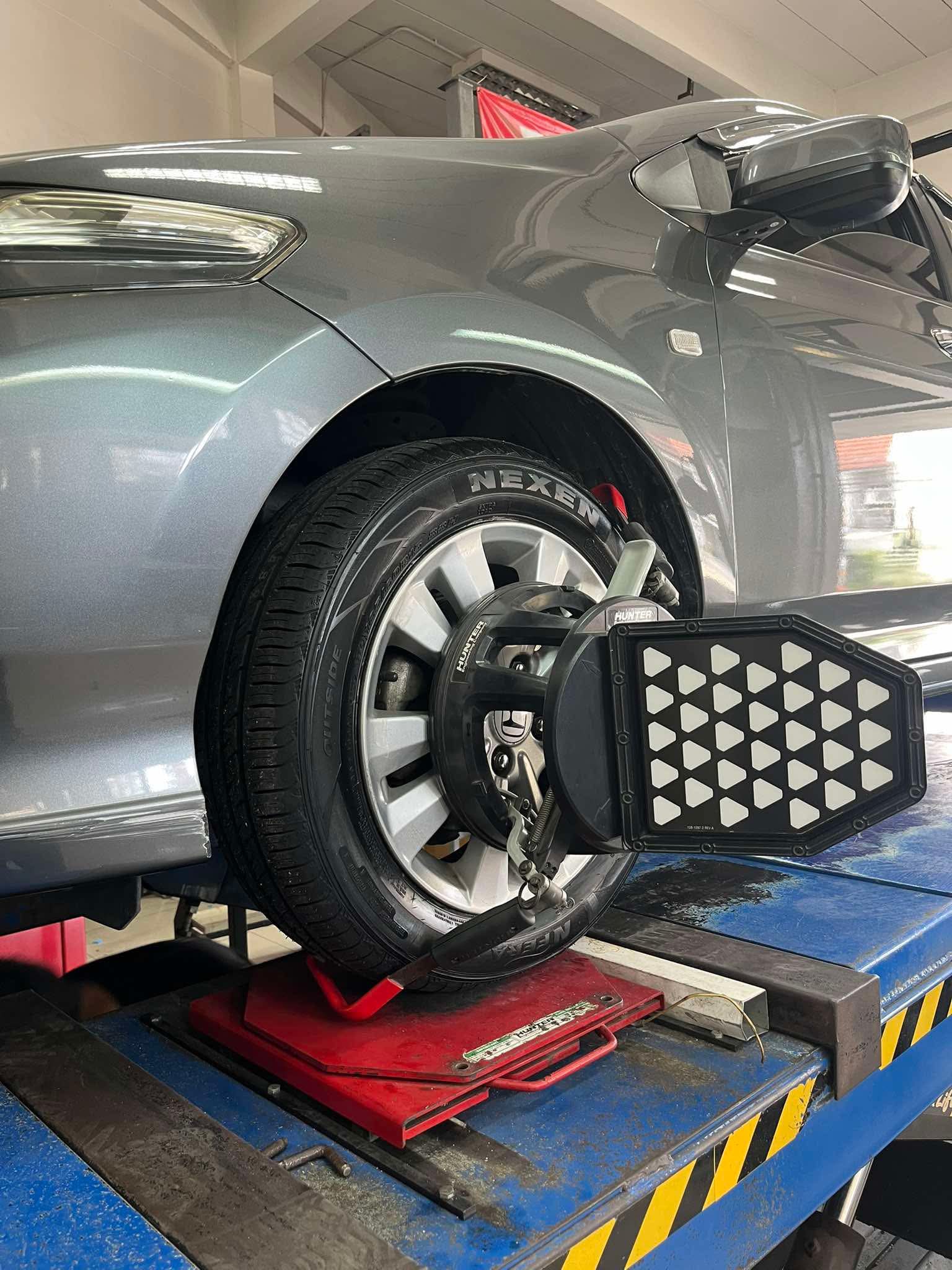 HONDA CITY เข้ารับบริการเปลี่ยนยางรถยนต์ [+] NEXEN SU4 185/60R15 #ถ่ายให้เป๊ะแชร์ให้ปังกับยางNexen #เส้นต่อไปใช้เน็กเซ็น #nexentirethailand #nexentire #ยางรถยนต์ *เฉาพาะ NEXEN Pirelli ประกันยาง 1 ปี หรือ 25,000 กม. บาด บวม เบียด แตก ระเบิด เปลี่ยนเส้นใหม่ ครับ *เพื่อความรวดเร็วนัดหมายก่อนเข้ารับบริการครับ 𝙊𝙪𝙧 𝙎𝙚𝙧𝙫𝙞𝙘𝙚 บริการทางร้านเรารับทำอะไรบ้าง 👉มียางรถยนต์ทุกยี่ห้อให้เลือกซื้อ 👉โช้คอัพ สปริง 👉เช็คช่วงล่าง แก้ปัญหาให้ตรงจุด 👉ติดตั้งยางแบบไร้รอย 100% 👉บริการสลับยาง ตามอายุ 👉บริการล้างลิ้นปีกผีเสื้อ 👉บริการเช็คระยะรถยนต์ 👉เปลี่ยนถ่ายของเหลวทั้งระบบ 👉ตั้งศูนย์ด้วยเครื่อง HUNTER นำเข้าจาก USA สอบถามข้อมูลเพิ่มเติม หรือนัดหมายเข้ารับบริการ ☎️ : 08-6569-1915 ☎️ : 08-6544-5963 Line id : @88rw Facebook : https://www.facebook.com/88rwtire Location : https://goo.gl/maps/HrNUAZXPN94KvxZ98? #รถยนต์มีปัญหาไม่รู้ต้องแก้ตรงไหน ทางเรายินดี ตรวจหาปัญหาและหาวิธีแก้ บอกลูกค้าก่อนลงมือทำเสมอราคาเป็นธรรม #nexentires