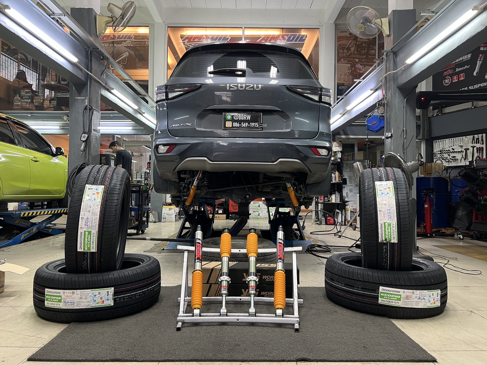 ISUZU MUX รับบริการเปลี่ยนโช้คอัพ และยางรถยนต์ใช้งาน ประจำวัน [+] YSS E SERIES [+] BRIDGESTONE ECOPIA H/L001 265/60R18 สอบถามข้อมูลเพิ่มเติม หรือนัดหมาย โทร : 08-6569-1915 บุ๊ก Line id : @88rw Location : https://goo.gl/maps/HrNUAZXPN94KvxZ98? รถยนต์มีปัญหาไม่รู้ต้องแก้ตรงไหน ทางเรายินดี ตรวจหาปัญหาและหาวิธีแก้ บอกลูกค้าก่อนลงมือทำเสมอด้วยราคาเป็นธรรม เวลาบริการ วันจันทร์-วันอาทิตย์ 09:00 น. - 17.30 น. #Nexzter #ลูกหมากตอง5 #ปีกนกล่าง #โช้คอัพ #ช่วงล่าง #โช๊ค #ยางรถยนต์