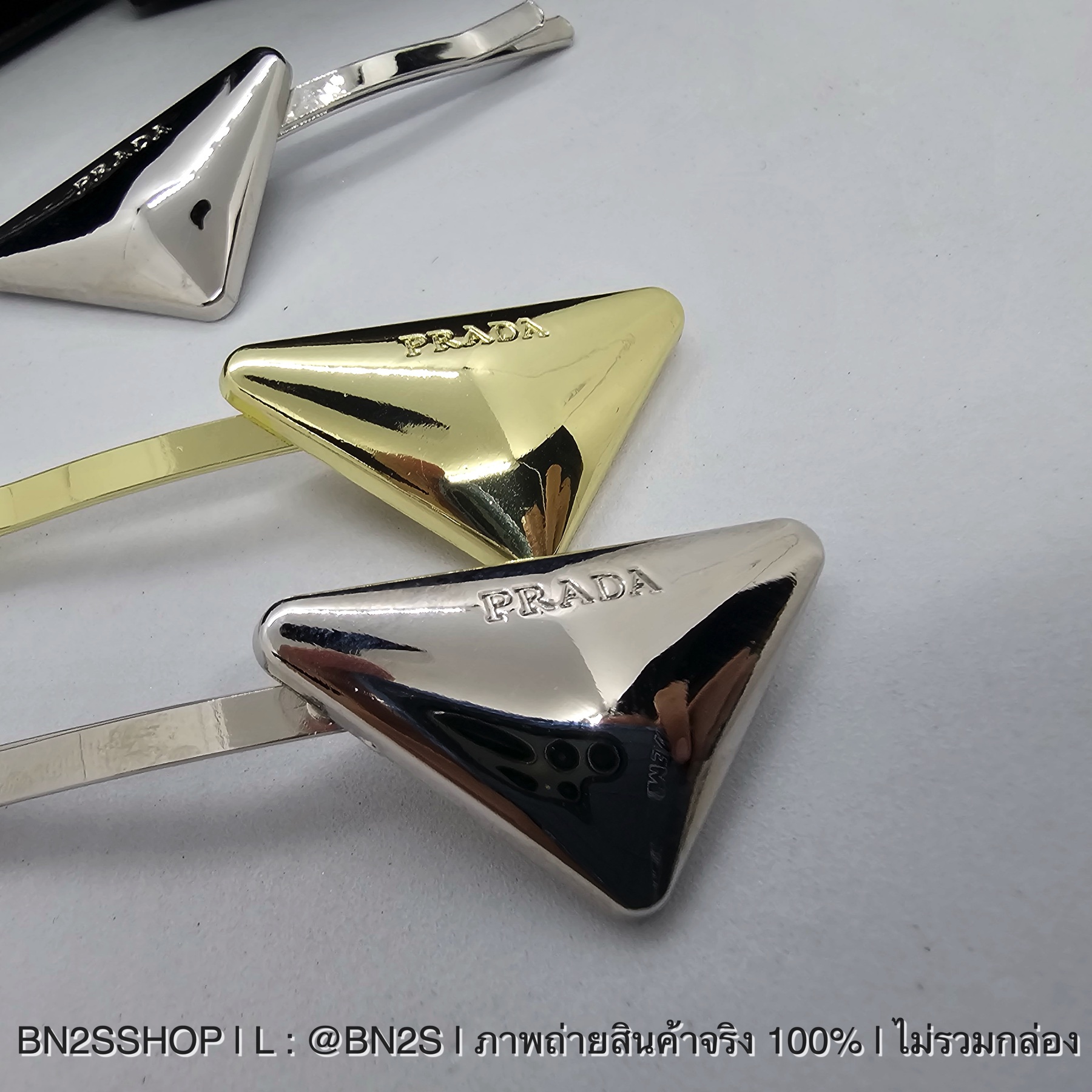 สีทอง | Prada Metal Hair Clip ตัวใหม่ล่าสุด งานโลหะ ปั๊มโลโก้ มาเป็นคู่ อะไหล่เงาสวย มองไกลๆก็รู้ ปราด้าแน่นอน