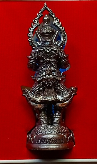 ท้าวเวสสุวรรณ รุ่นเศรษฐีเฟื่องฟู เป็นราชาแห่งยักษ์ และภูตภีปีศาจทั้งหลายให้อยู่ในอำนาจพุทธกาล จตุโลกาบาลทั้งสี่ผู้ดูแลความสงบสุขทั่วพื้นพิภพ จัดสร้างโดยหลวงพ่อฟู วัดบางสมัคร ฉะเชิงเทรา ปี ๒๕๖๐ เนื้อทองแดงรมมันปู หมายเลข ๓๕๗