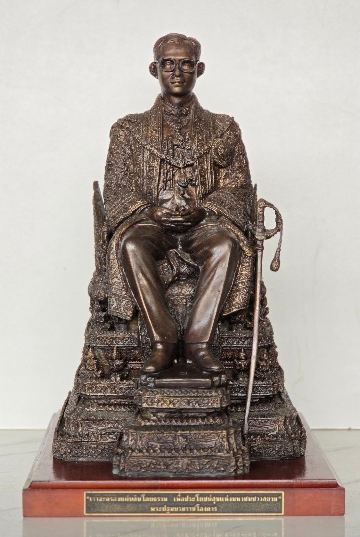 พระบรมรูปพระบาทสมเด็จพระเจ้าอยู่หัว รัชกาลที่9 จัดสร้างกระทรวงมหาดไทยปี 2539 อยู่ในตู้เดิมๆ