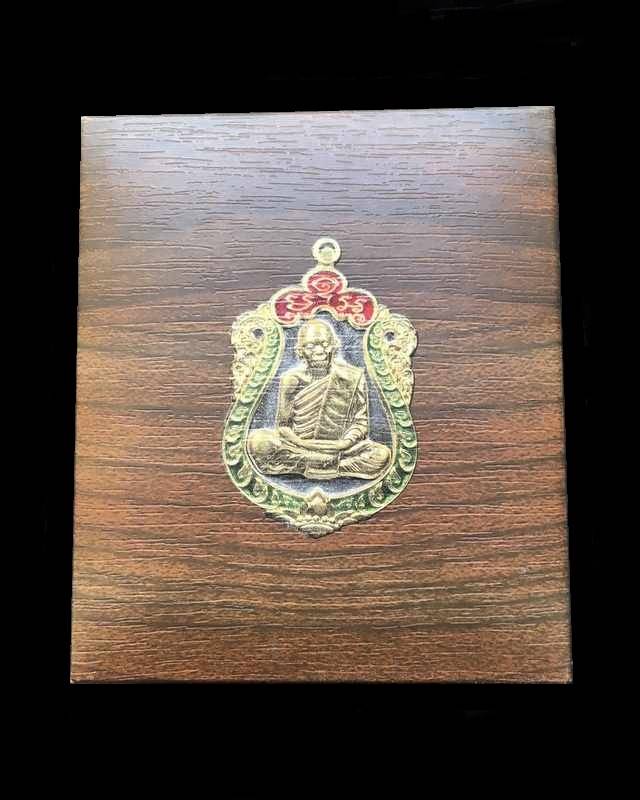 เหรียญเสมาหลวงพ่อคูณ ปริสุทโธ วัดบ้านไร่ รุ่นเสมาคูณสิบทิศ "รายการจัดสร้าง 2.1" เนื้อเงิน หน้ากากทองคำ ขอบทองคำ ลงยา ๒ สี (บนแดง ขอบเขียว) หมายเลข ๓