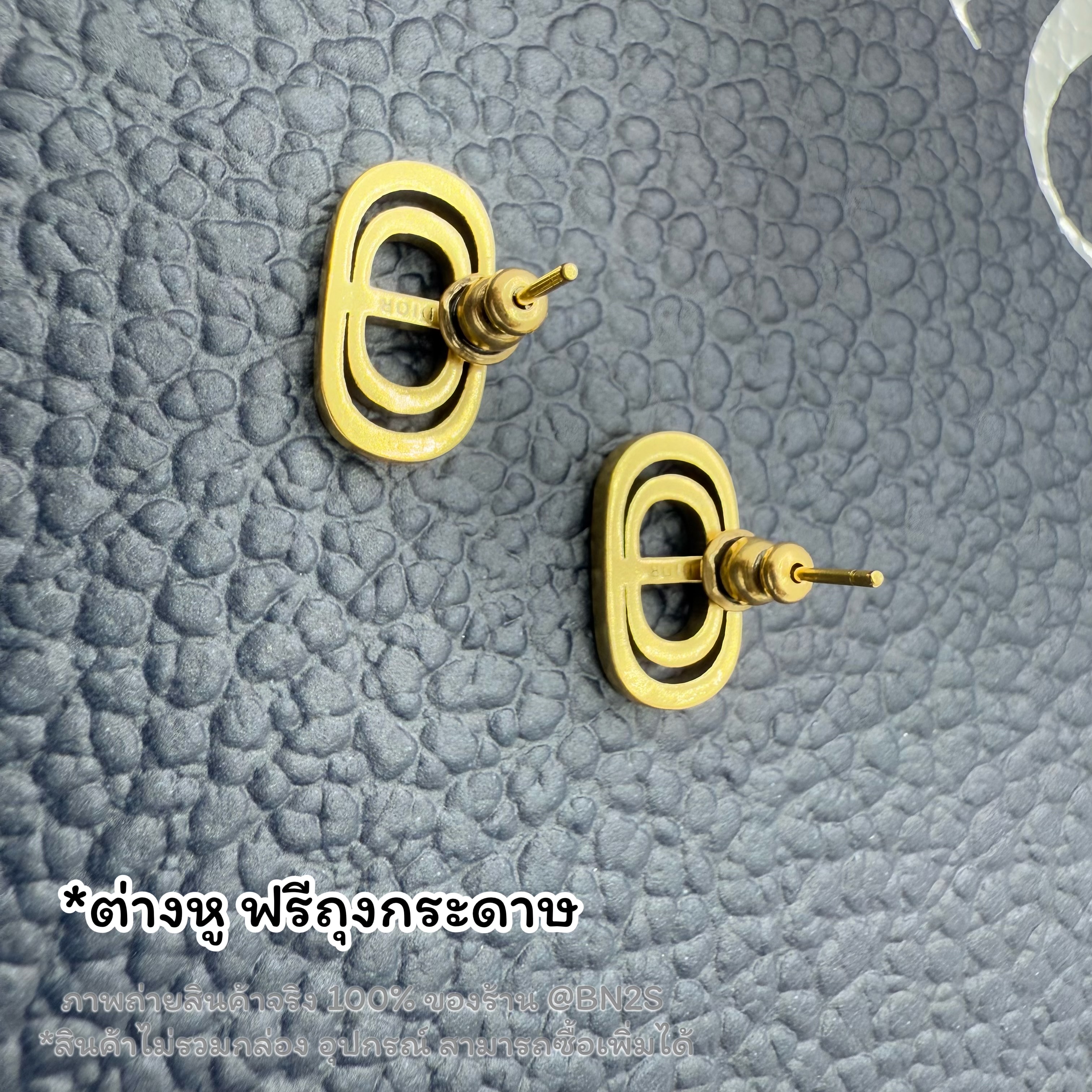 New Dio(r) CD STUD EARRINGS ต่างหูสตั๊ด CD อะไหล่ทองรมดำ แนววินเทจ พร้อมส่ง ปั๊มแบรนด์ 1:1 ใส่ทน ใส่นาน พร้อมส่งในไทย ไม่รวมกล่อง อุปกรณ์ ฟรีถุงกระดาษ