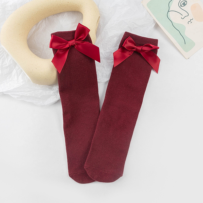 ถุงเท้ายาวเด็กผู้หญิงสีแดง(ไวน์) สีขาว สีเขียวเข้ม สีชมพู สีดำ สีม่วงเข้ม สีเหลือง ติดโบว์น่ารัก สดใส สไตล์แฟชั่นเกาหลี ขนาดแบบฟรีไซส์ ยาว 28 cm.