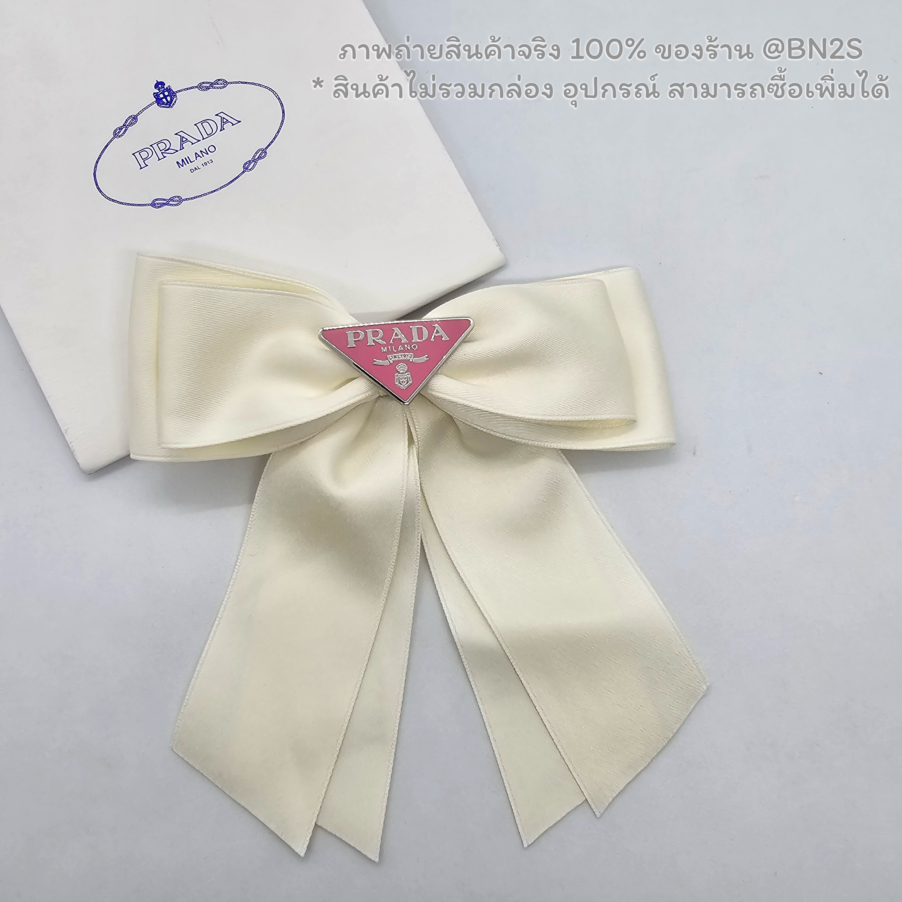 สีขาว | PRADA Triangle-Logo Bow hair clip กิ๊บหนีบผมริบบิ้น แบบสปริง ประดับโลโก้ปราด้า สีดำ ขาว งานสวย ภาพถ่ายงานจริง สี ขาว , ดำ ไม่รวมกล่อง