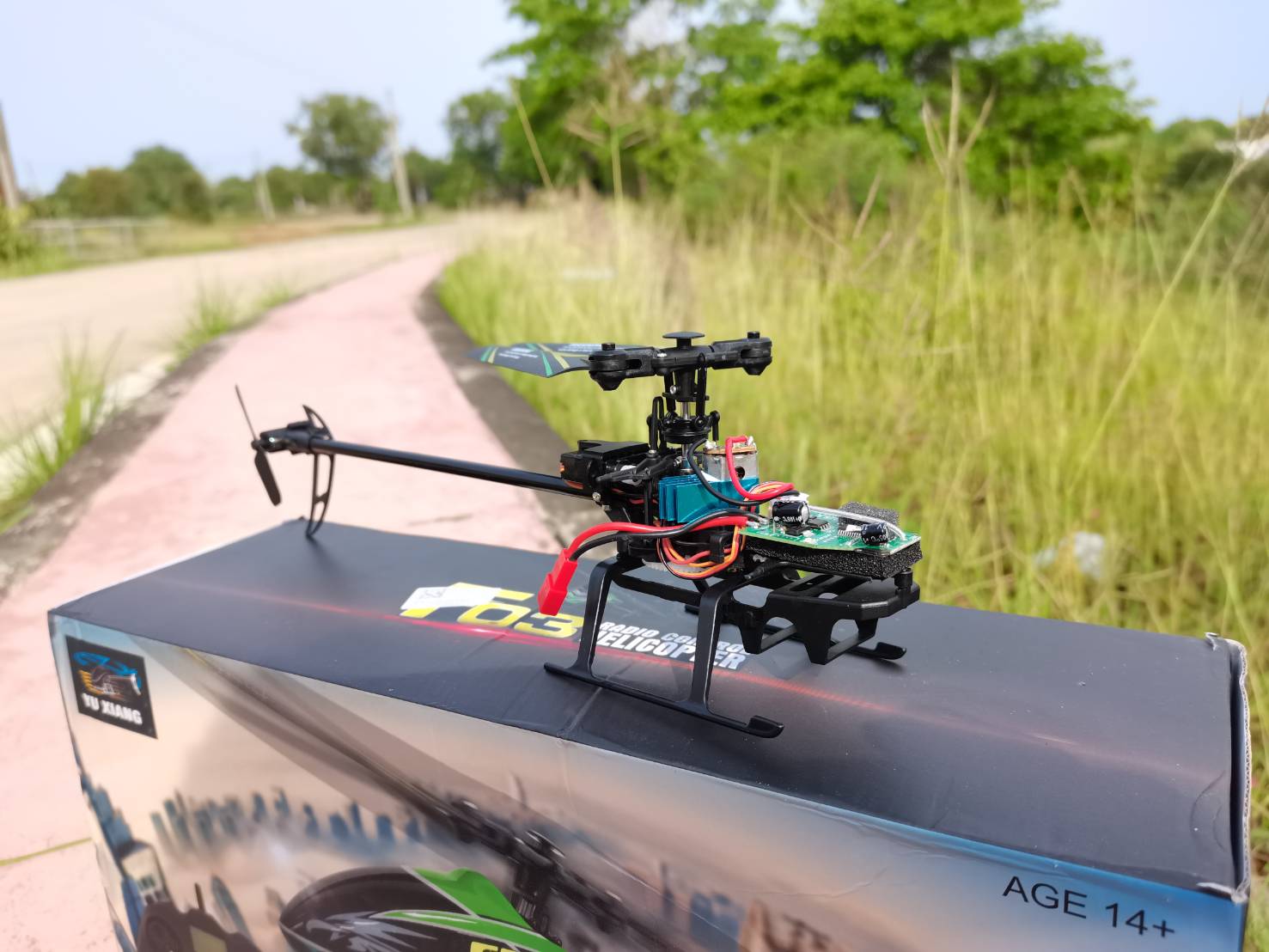 YU XIANG F03 HELICOPTER RC 4CH 2.4GHZ เฮลิคอปเตอร์บังคับวิทยุ รุ่น F03 ชุดพร้อมเล่น มีระบบล็อคความสูงควบคุมง่าย แบต 7.4 700A บินนานต่อเนื่อง 15นาที