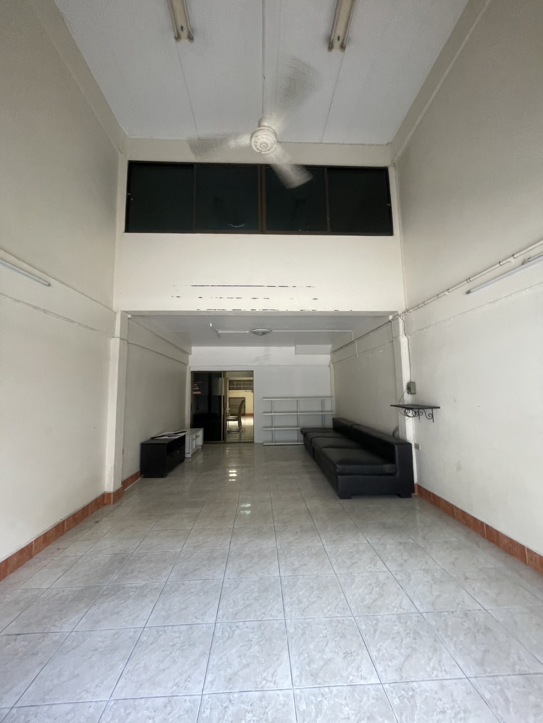 ขายอาคารพาณิชย์ หมู่บ้าน อรุณธร เนื้อที่ 20 ตารางวา 3 ชั้นครึ่งต่อเติมเต็ม มีชั้นลอยสวย เหมาะออฟฟิศ อยู่อาศัย กว้างขวาง วัชรพลสุขาภิบาล 5 ซอย45 เข้าซอย 100 เมตร ใกล้ตลาดออเงิน 3ห้องนอน 2 ห้องน้ำ ทำเลดี ด้านหน้าหมู่บ้าน ถนนเมน เข้าออกสะดวก ใกล้จัตุโชติ วงศ