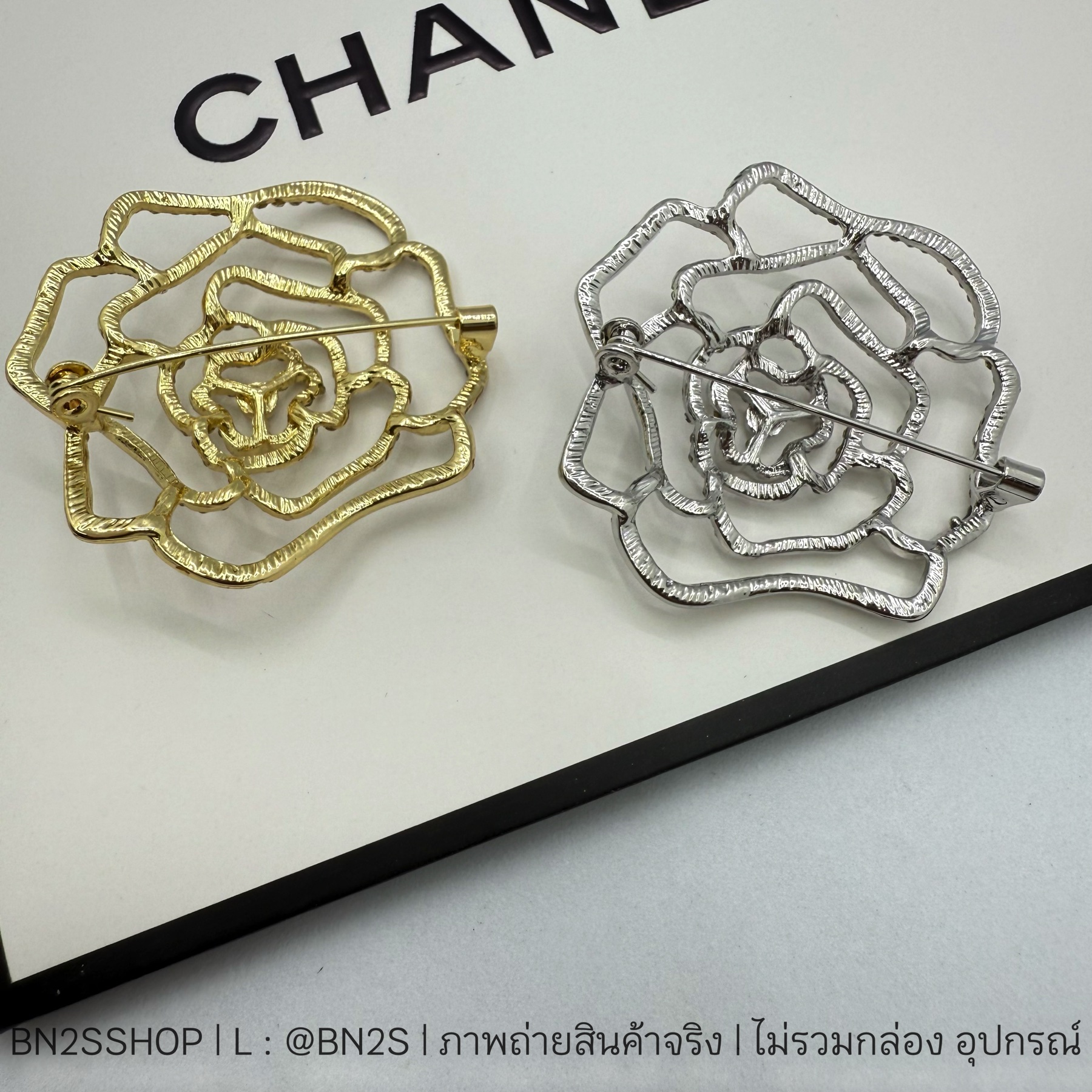 สีเงิน | เข็มกลัดลายดอกคามิเลีย ฝังเพชร ชาแนล งานสวย ราคาเบาๆ