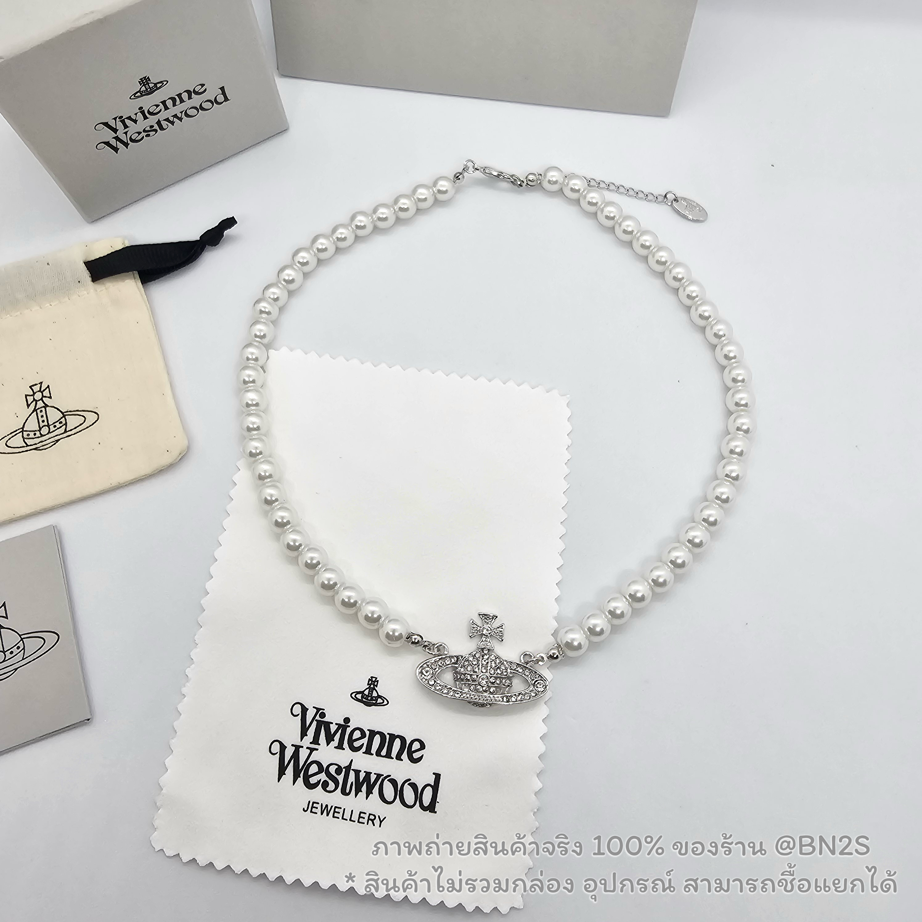 สีขาว | VIVIENNE WESTWOOD MINI BAS RELIEF PEARL CHOKER สร้อยคอไข่มุกวิเวียน จี้ฝังเพชรดาวเสาร์ อะไหล่เงิน - ดำ ปรับสายความยาวได้ ความยาว 40+5 ซม.