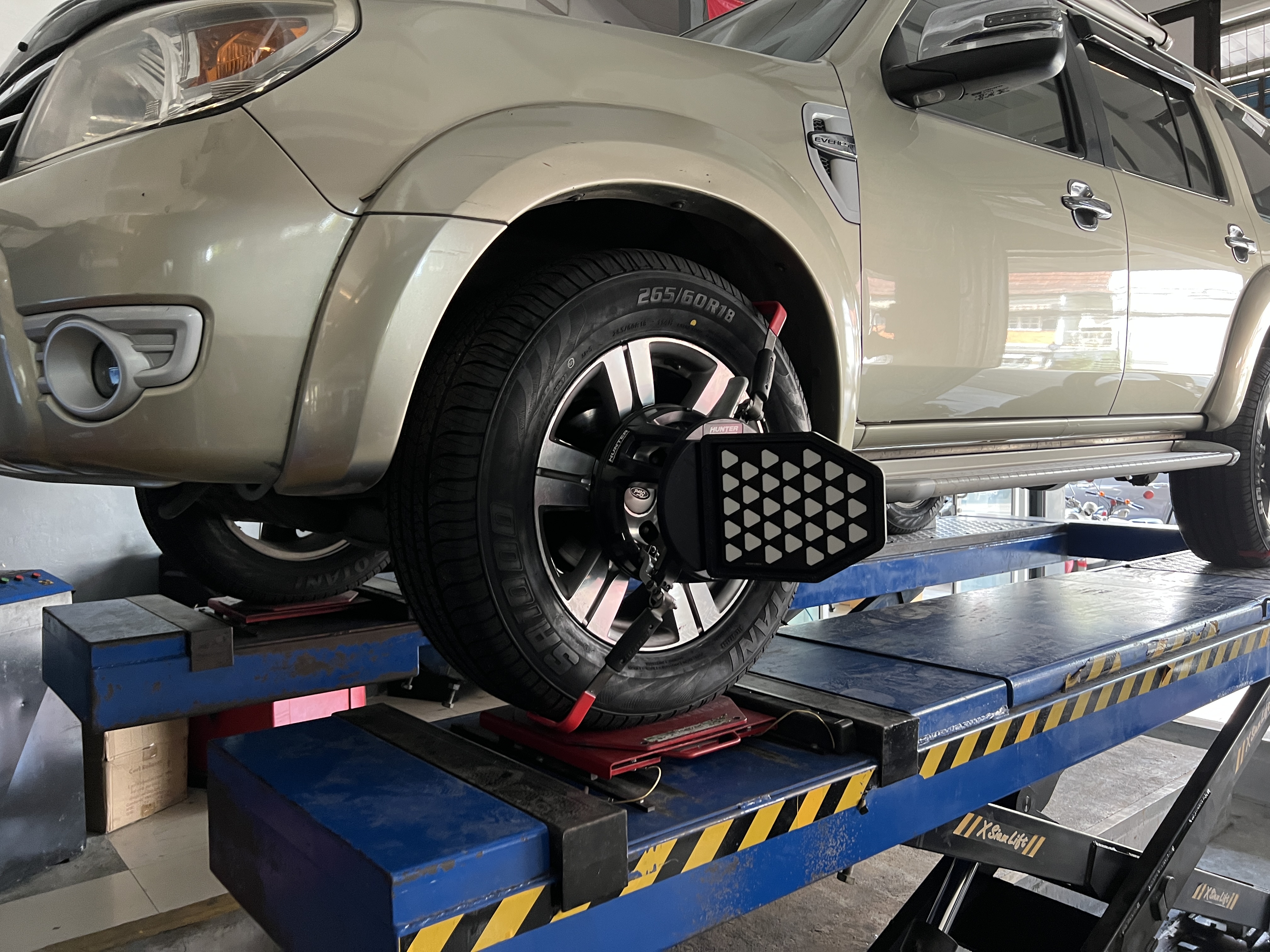 Ford Everest เข้ารับบริการเปลี่ยนยางรถยนต์ใช้งานทั่วไป ใช้งานนานๆทีเน้นราคาประหยัด [+] OTANI SA1000 [+] ขนาด 265/50R20 โปรโมชั่นราคาพิเศษ ติดต่อสอบถามเพิ่มเติม โทร : 08-6569-1915 บุ๊ก และทีมงาน ยินดีต้อนรับครับ 𝙊𝙪𝙧 𝙎𝙚𝙧𝙫𝙞𝙘𝙚 บริการทางร้าน เรารับทำอะไรบ้าง 🔧 ติดตั้งยางแบบไร้รอย 100% 🔧 บริการสลับยาง ตามอายุ 🔧 มียางรถยนต์ทุกยี่ห้อให้เลือกซื้อ 🔧 เช็คช่วงล่าง แก้ปัญหาให้ตรงจุด 🔧 บริการล้างลิ้นปีกผีเสื้อ 🔧 บริการเช็คระยะรถยนต์ 🔧 เปลี่ยนถ่ายของเหลวทั้งระบบ 🔧 ตั้งศูนย์ด้วยเครื่อง HUNTER นำเข้าจาก USA #รถยนต์มีปัญหาไม่รู้ต้องแก้ตรงไหน ทางเรายินดี ตรวจหาปัญหาและหาวิธีแก้ บอกลูกค้าก่อนลงมือทำเสมอราคาเป็นธรรมไม่เอาเปรียบ สบายใจคุณลูกค้า ---------------------------------- ดูแลให้คำปรึกษาทุกปัญหาคาใจ ไม่ทิ้งลูกค้า มีบริการหลังการขาย 【ให้ผู้เชี่ยวชาญของเรา ดูแลรถคุณ】 ร้านยางเจริญรุ่งเรือง ยินดีต้อนรับครับ #ยางรถยนต์ #otani #sa1000