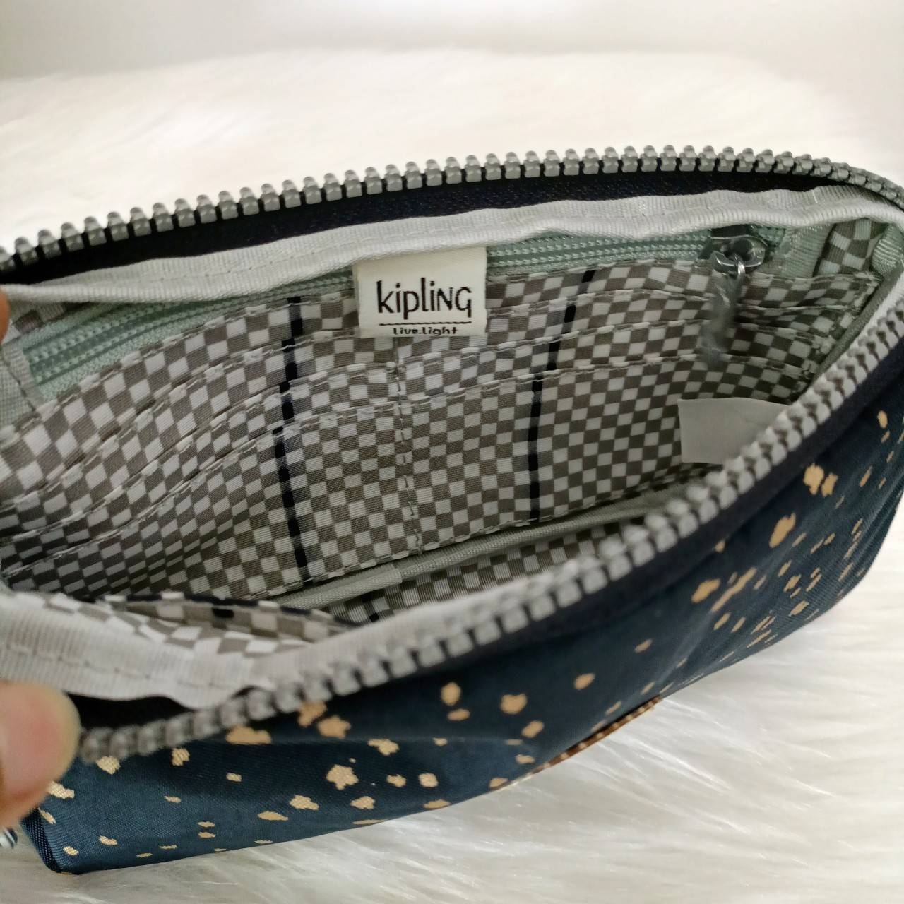 KIPLING กระเป๋าสตางค์ซิปรอบ ใบยาว Seoul up clutch & sling bag