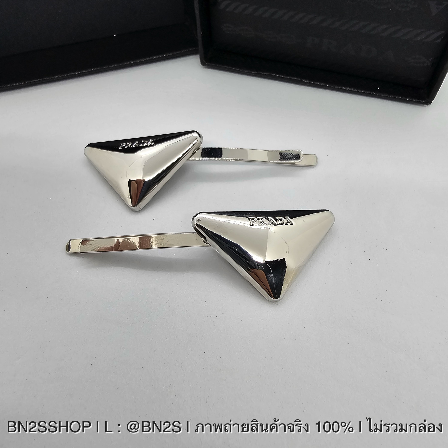 สีเงิน | Prada Metal Hair Clip ตัวใหม่ล่าสุด งานโลหะ ปั๊มโลโก้ มาเป็นคู่ อะไหล่เงาสวย มองไกลๆก็รู้ ปราด้าแน่นอน