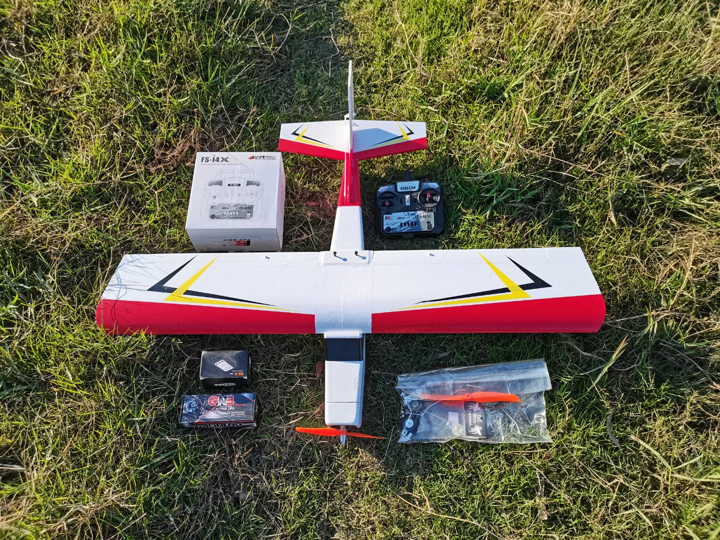 เครื่องบินบังคับวิทยุ Trainer 4CH 2.4GHZ 2217-1500KV ปีก 80CM วิทยุ FS I4X พร้อมแบตเตอร์รี่ เครื่องชร์าจ