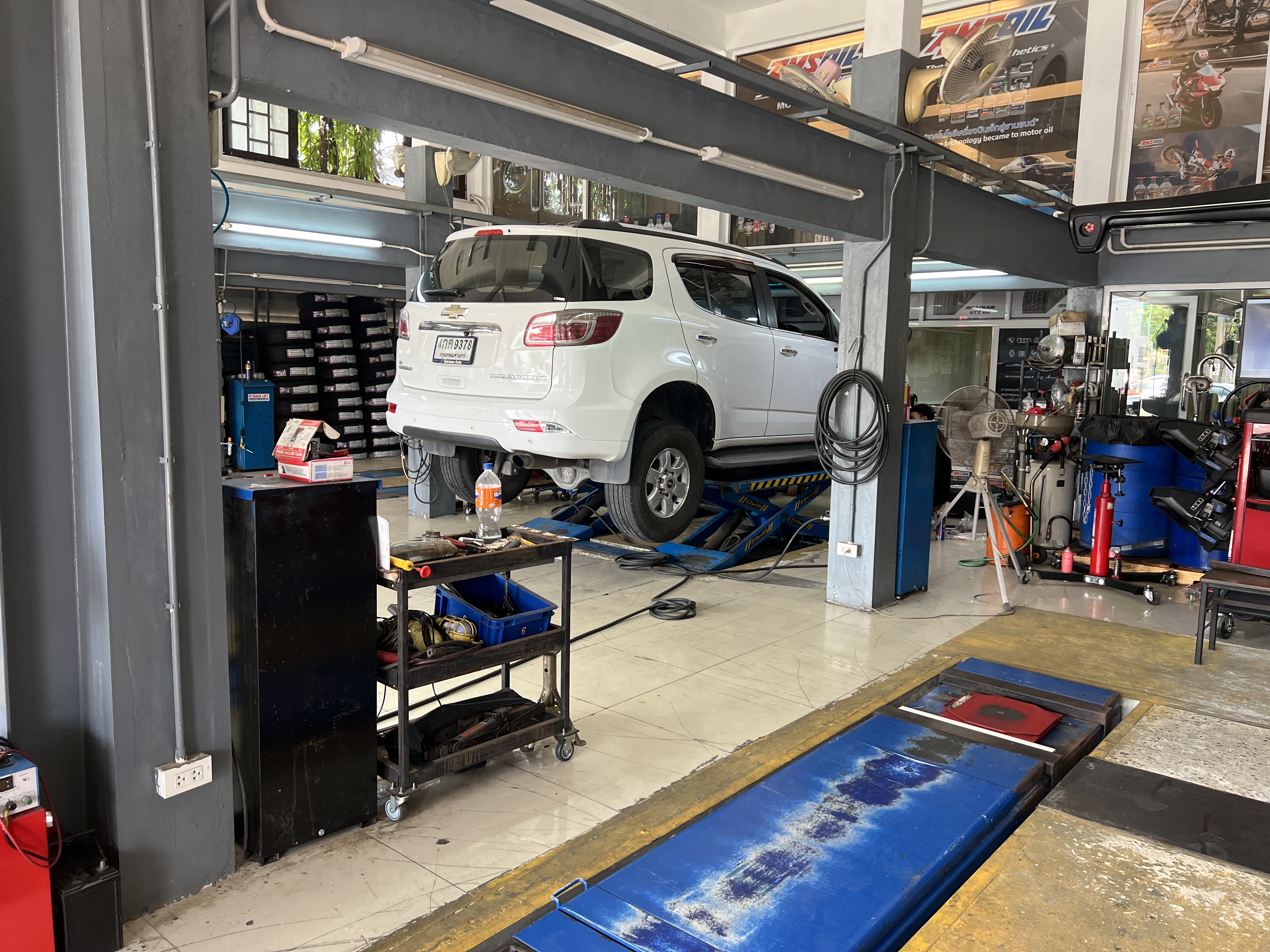 CHEVROLET TRAILBLAZER เข้ารับบริการซ่อมบำรุงช่วงล่าง [+] ลูกหมากปีกนกบน ตอง5 แท้ญี่ปุ่น [+] ลูกหมากแร็ค ตอง5 แท้ญี่ปุ่น [+] ลูกหมากคันชัก ตอง5 แท้ญี่ปุ่น [+] เปลี่ยนน๊อตล้อใหม่ เนท่องจาก น๊อตล้อเดิมปลอกหลุดหมดแล้ว *เพื่อความสะดวกในการรับบริการ นัดหมายเวลาก่อนเข้ารับบริการทุกครั้งครับ 𝙊𝙪𝙧 𝙎𝙚𝙧𝙫𝙞𝙘𝙚 บริการทางร้านเรารับทำอะไรบ้าง 🔧 มียางรถยนต์ทุกยี่ห้อให้เลือกซื้อ 🔧 โช้คอัพ สปริง 🔧 เช็คช่วงล่าง แก้ปัญหาให้ตรงจุด 🔧 ติดตั้งยางแบบไร้รอย 100% 🔧 บริการสลับยาง ตามอายุ 🔧 บริการล้างลิ้นปีกผีเสื้อ 🔧 บริการเช็คระยะรถยนต์ 🔧 เปลี่ยนถ่ายของเหลวทั้งระบบ 🔧 ตั้งศูนย์ด้วยเครื่อง HUNTER นำเข้าจาก USA สอบถามข้อมูลเพิ่มเติม หรือนัดหมายเข้ารับบริการ ☎️ : 08-6569-1915 ☎️ : 08-6544-5963 Line id : @88rw Tiktok : https://www.tiktok.com/@88rwycrr Youtube : https://youtube.com/@88rw Facebook : https://www.facebook.com/88rwtire Location : https://goo.gl/maps/HrNUAZXPN94KvxZ98?coh=178573&entry=tt #รถยนต์มีปัญหาไม่รู้ต้องแก้ตรงไหน ทางเรายินดี ตรวจหาปัญหาและหาวิธีแก้ บอกลูกค้าก่อนลงมือทำเสมอราคาเป็นธรรมไม่เอาเปรียบ สบายใจคุณลูกค้า ร้านยางเจริญรุ่งเรือง ยินดีต้อนรับครับ