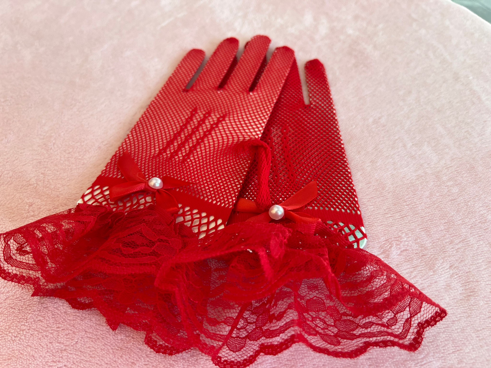 ถุงมือตาข่ายสีแดง โบว์ติดมุก ลูกไม้ ยืดตามขนาดมือ เหมาะเด็กโตถึงผู้ใหญ่