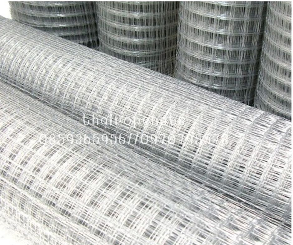 ตาข่ายกันนก หรือ ตาข่ายกรงไก่ ตาข่ายมีลักษณะเป็นเส้นเอ็น ผลิตจากพลาสติกโพลีโพรไพลีน (Polypropylene - PP) คุณสมบัติ เหนียว น้ำหนักเบา คล้ายเส้นเอ็น ทอเป็นรูปเนื้อเดียวกันทั้งหมด เครือบด้วยสารป้องกัน UV ทนต่อแสงแดด ทนน้ำ ไม่เป็นสนิม