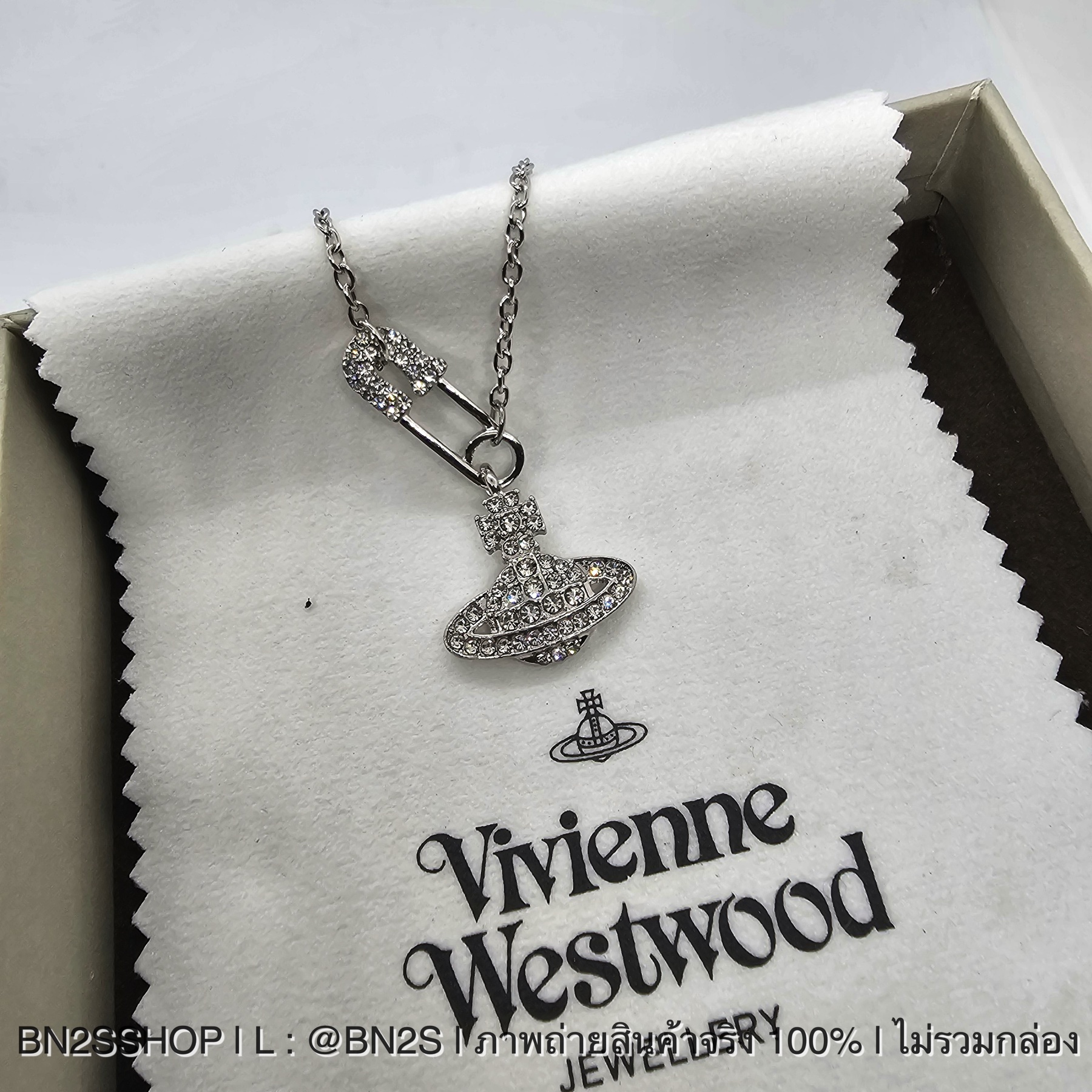 สีเงิน | Vivienne Westwood Lucrece Pin Necklace สร้อยคอแฟชั่นสายโซ่ จี้เข็มกลัดดาวเสาร์